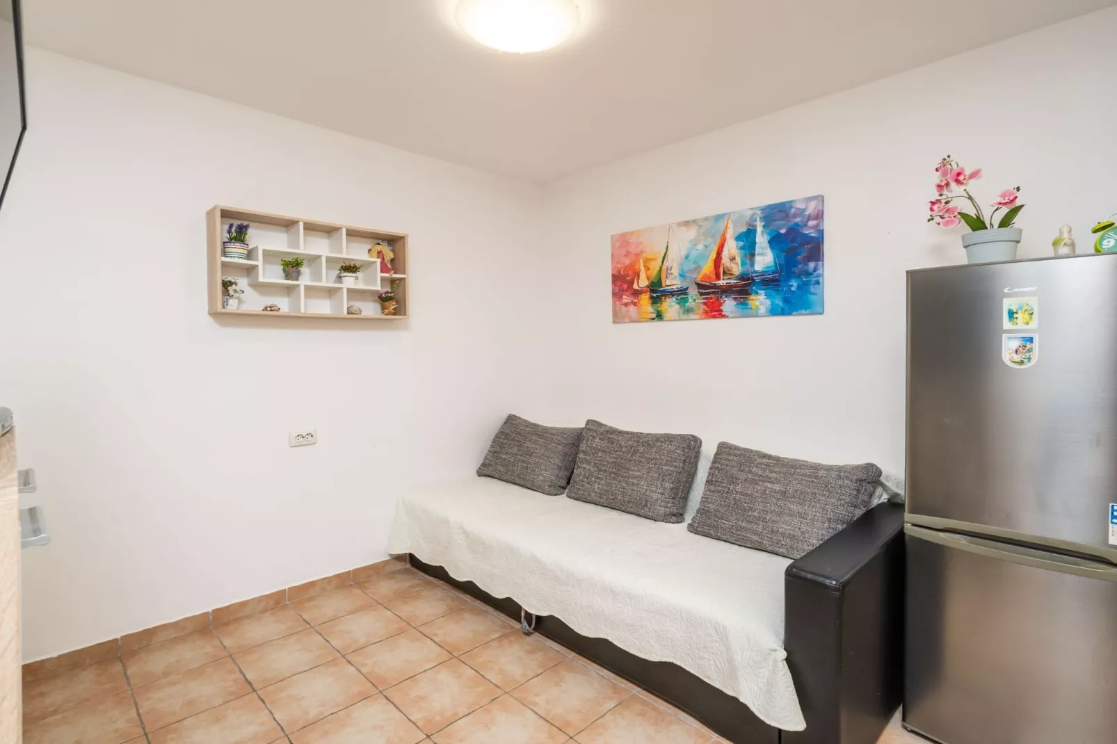 Apartment Lolo - Two Bedroom Apartment with Loggia and Street View-Woonkamer