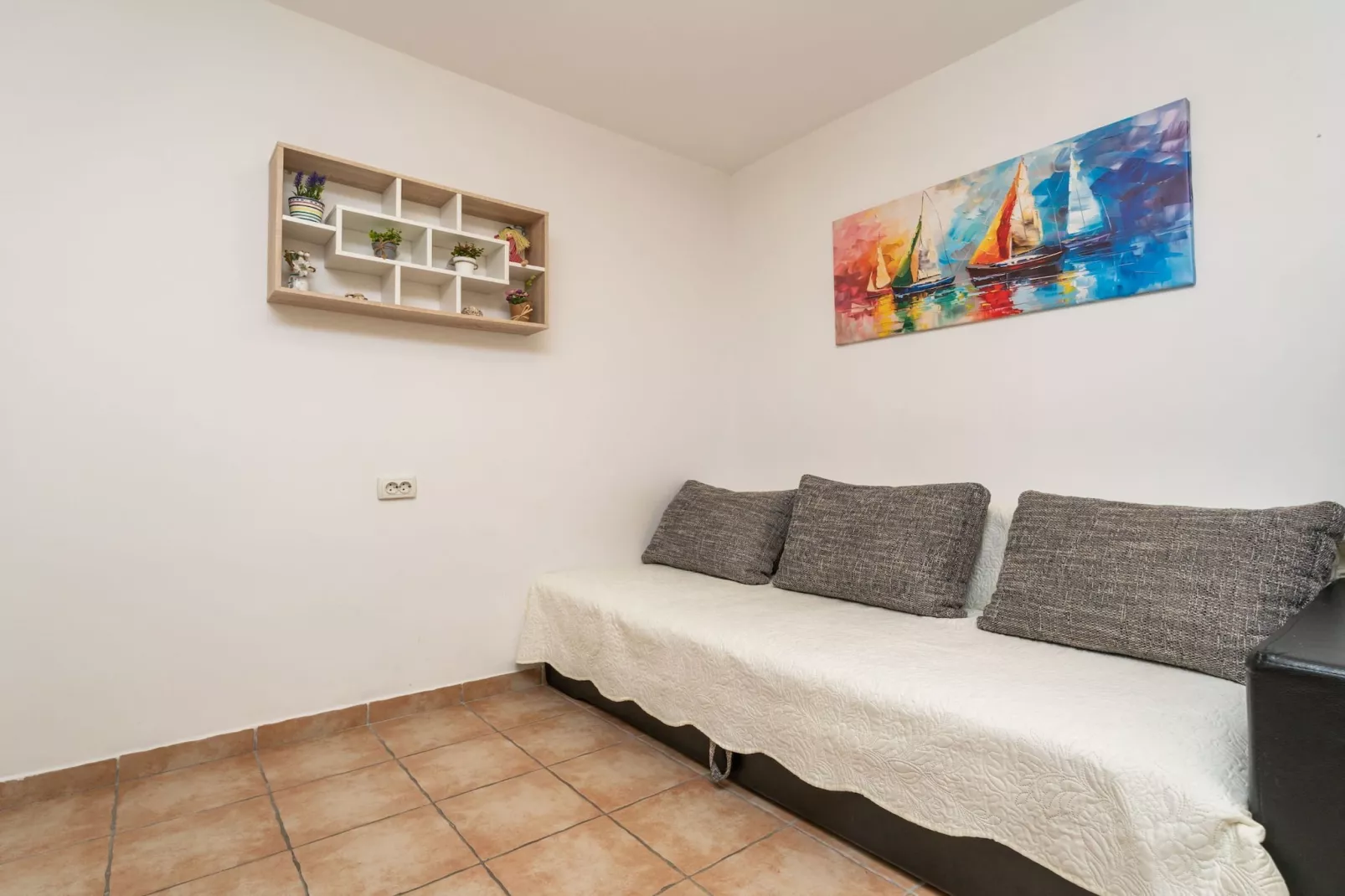 Apartment Lolo - Two Bedroom Apartment with Loggia and Street View-Woonkamer
