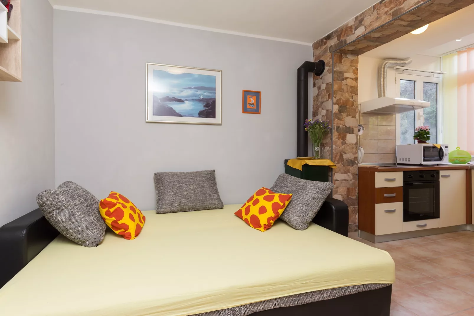 Apartment Lolo - Two Bedroom Apartment with Loggia and Street View-Woonkamer