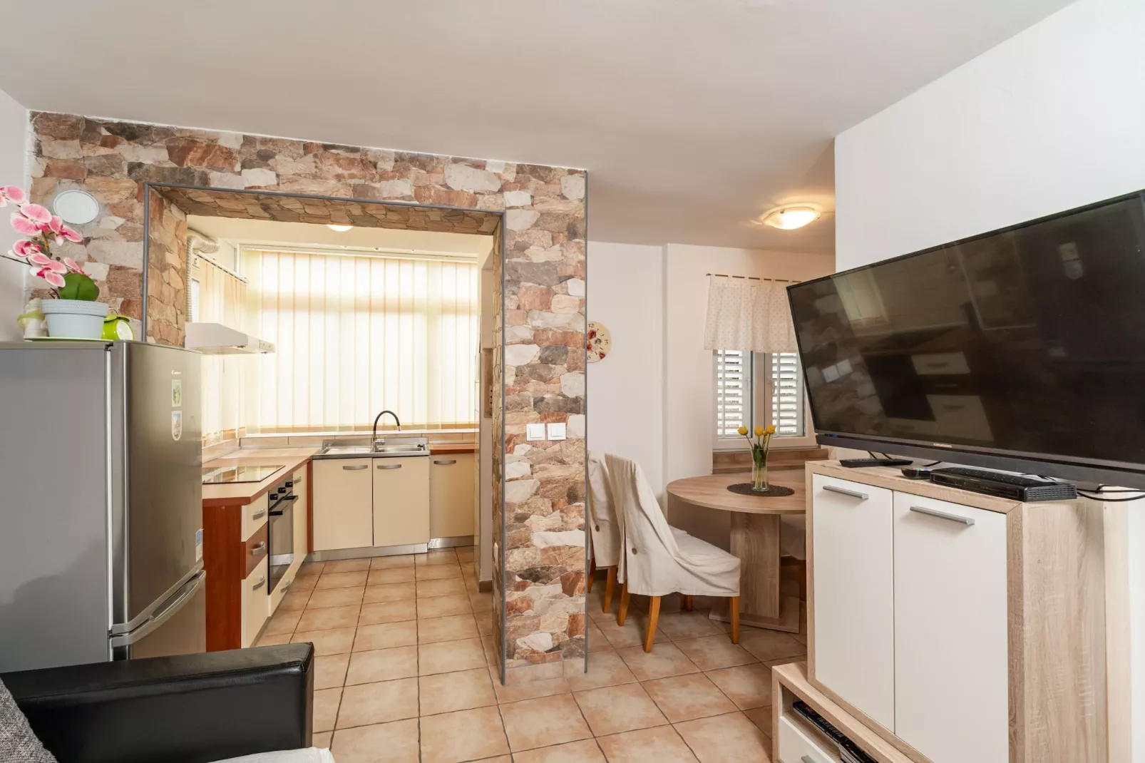 Apartment Lolo - Two Bedroom Apartment with Loggia and Street View-Keuken