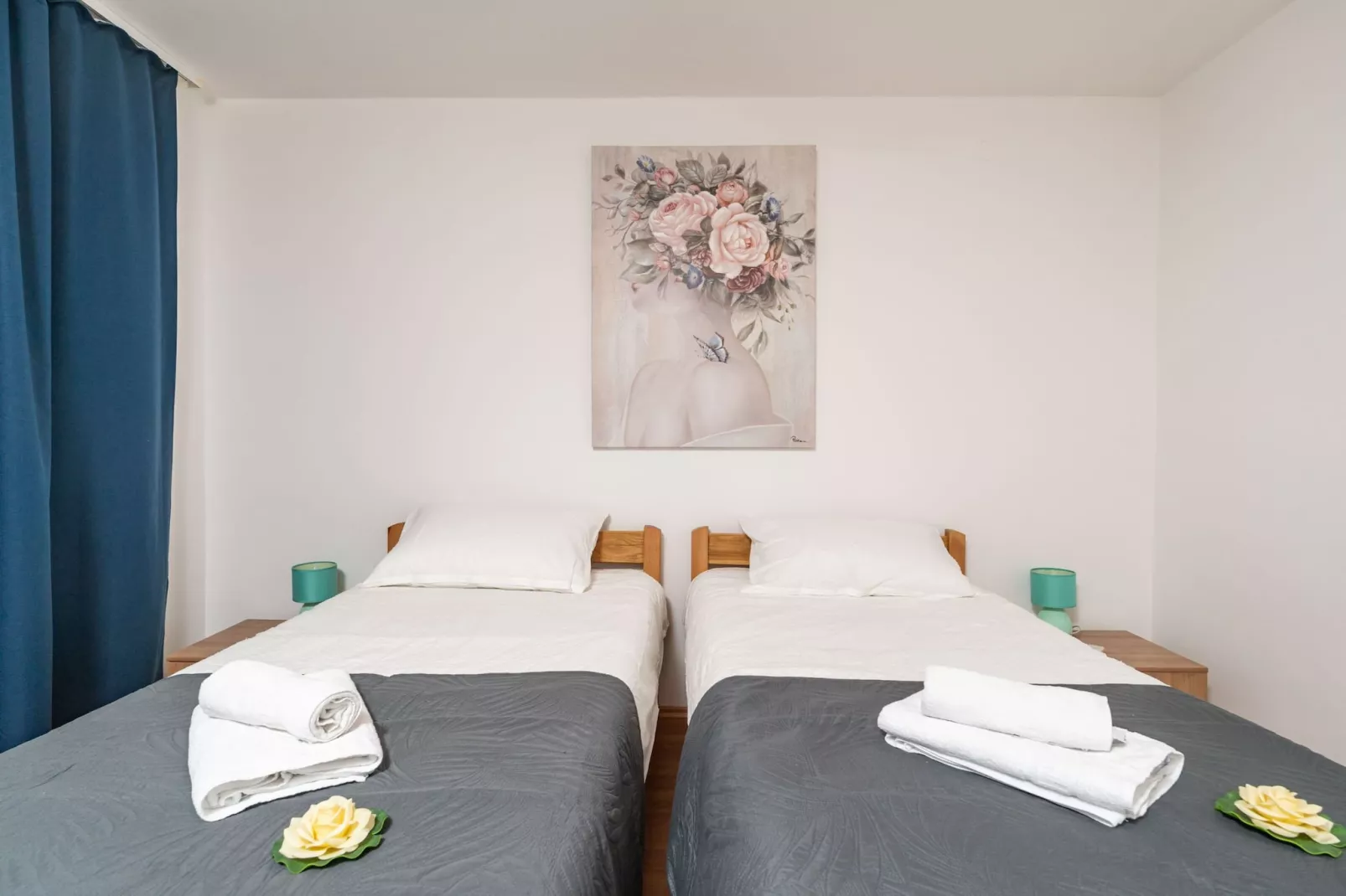 Apartment Lolo - Two Bedroom Apartment with Loggia and Street View-Slaapkamer