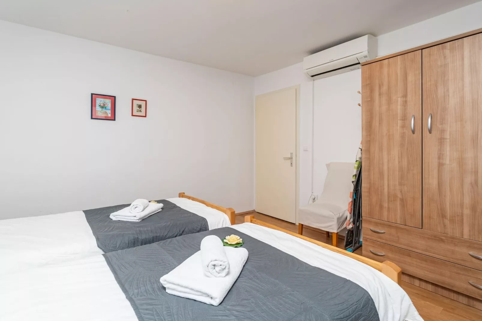 Apartment Lolo - Two Bedroom Apartment with Loggia and Street View-Slaapkamer
