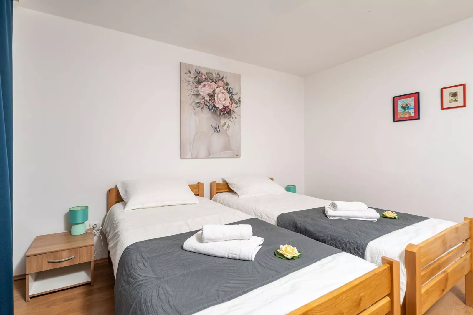 Apartment Lolo - Two Bedroom Apartment with Loggia and Street View-Slaapkamer