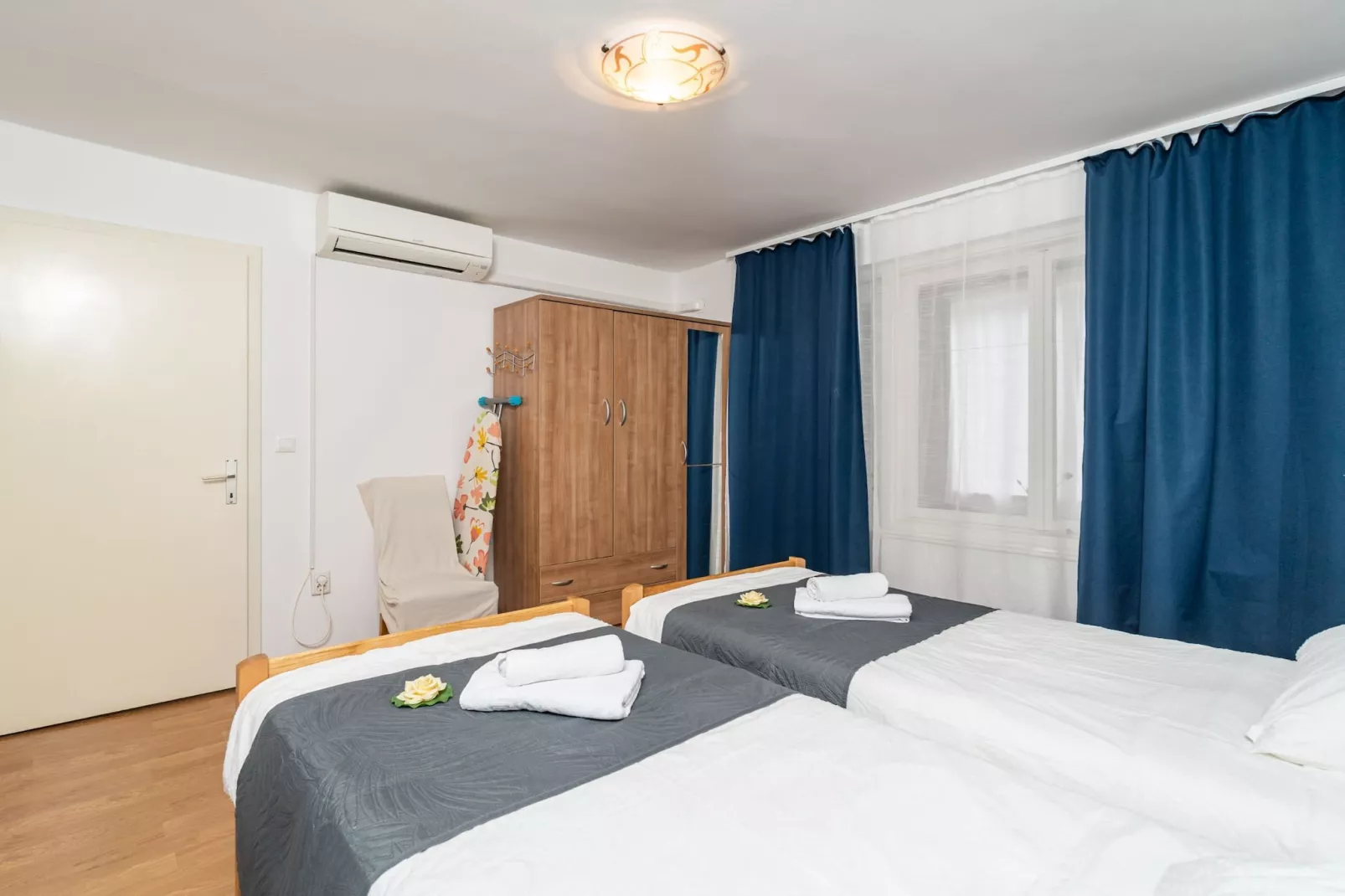 Apartment Lolo - Two Bedroom Apartment with Loggia and Street View-Slaapkamer