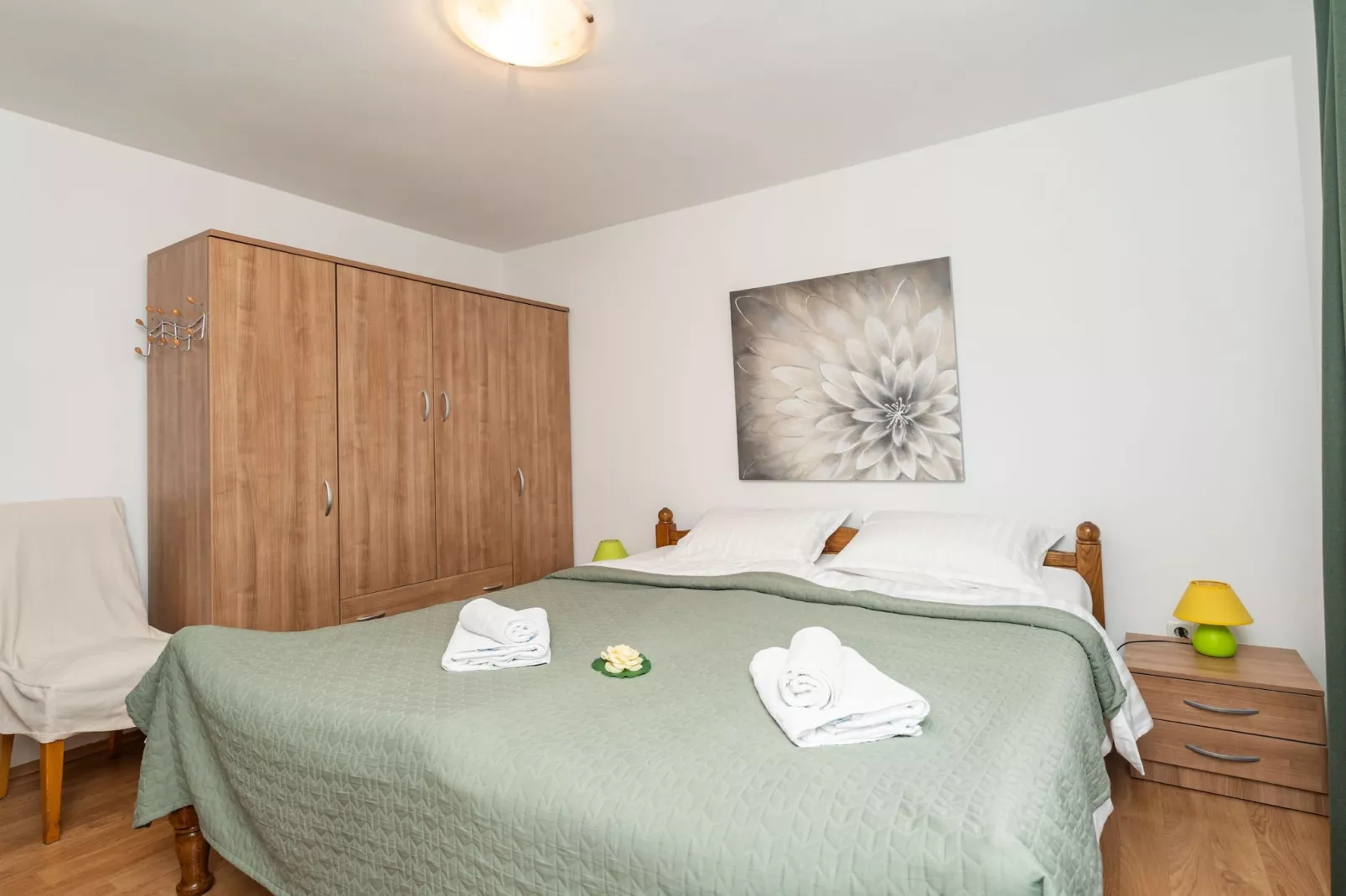 Apartment Lolo - Two Bedroom Apartment with Loggia and Street View-Slaapkamer