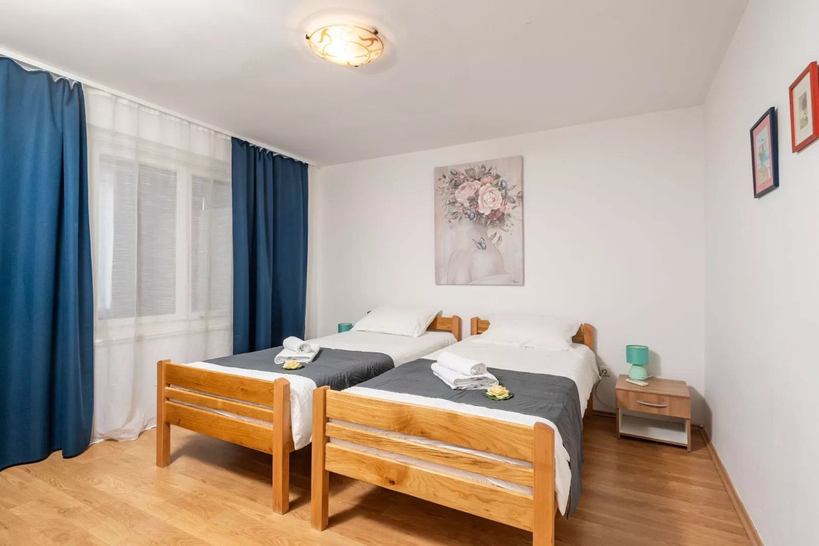 Apartment Lolo - Two Bedroom Apartment with Loggia and Street View-Slaapkamer