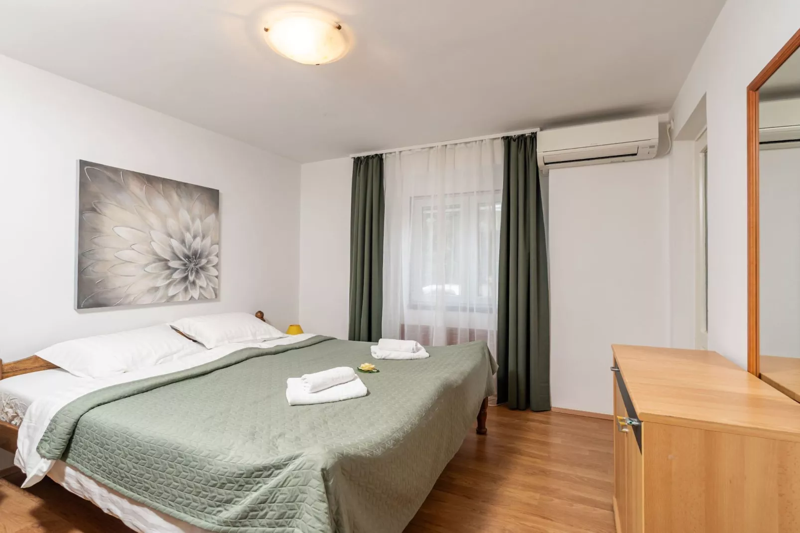 Apartment Lolo - Two Bedroom Apartment with Loggia and Street View-Slaapkamer