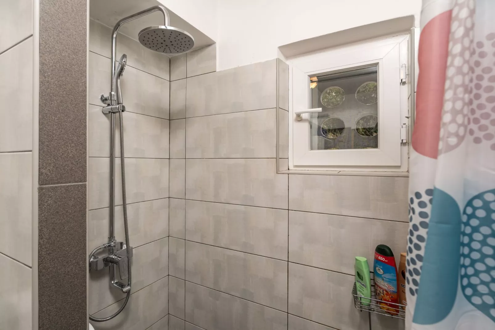 Apartment Lolo - Two Bedroom Apartment with Loggia and Street View-Badkamer