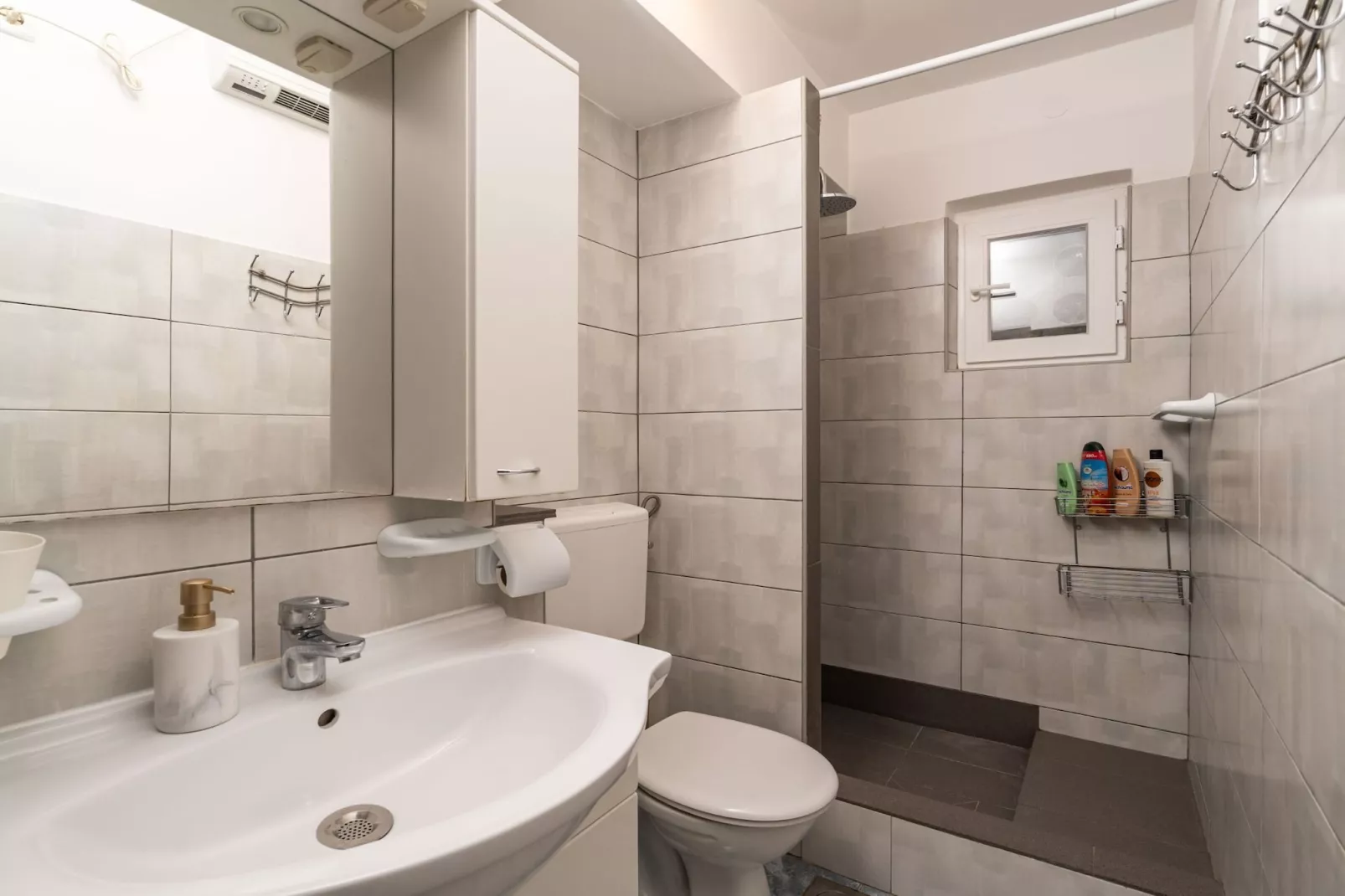 Apartment Lolo - Two Bedroom Apartment with Loggia and Street View-Badkamer