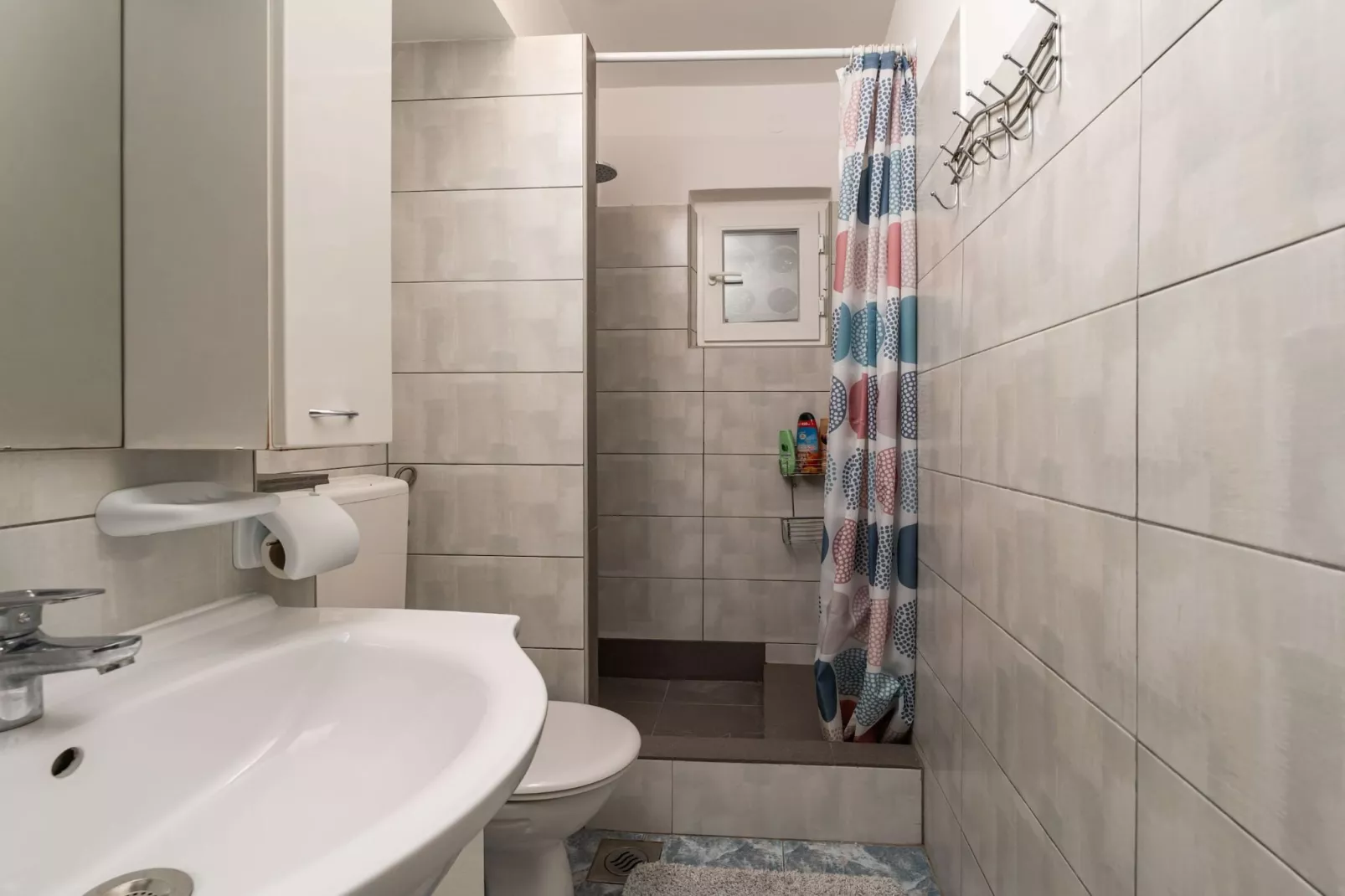 Apartment Lolo - Two Bedroom Apartment with Loggia and Street View-Badkamer