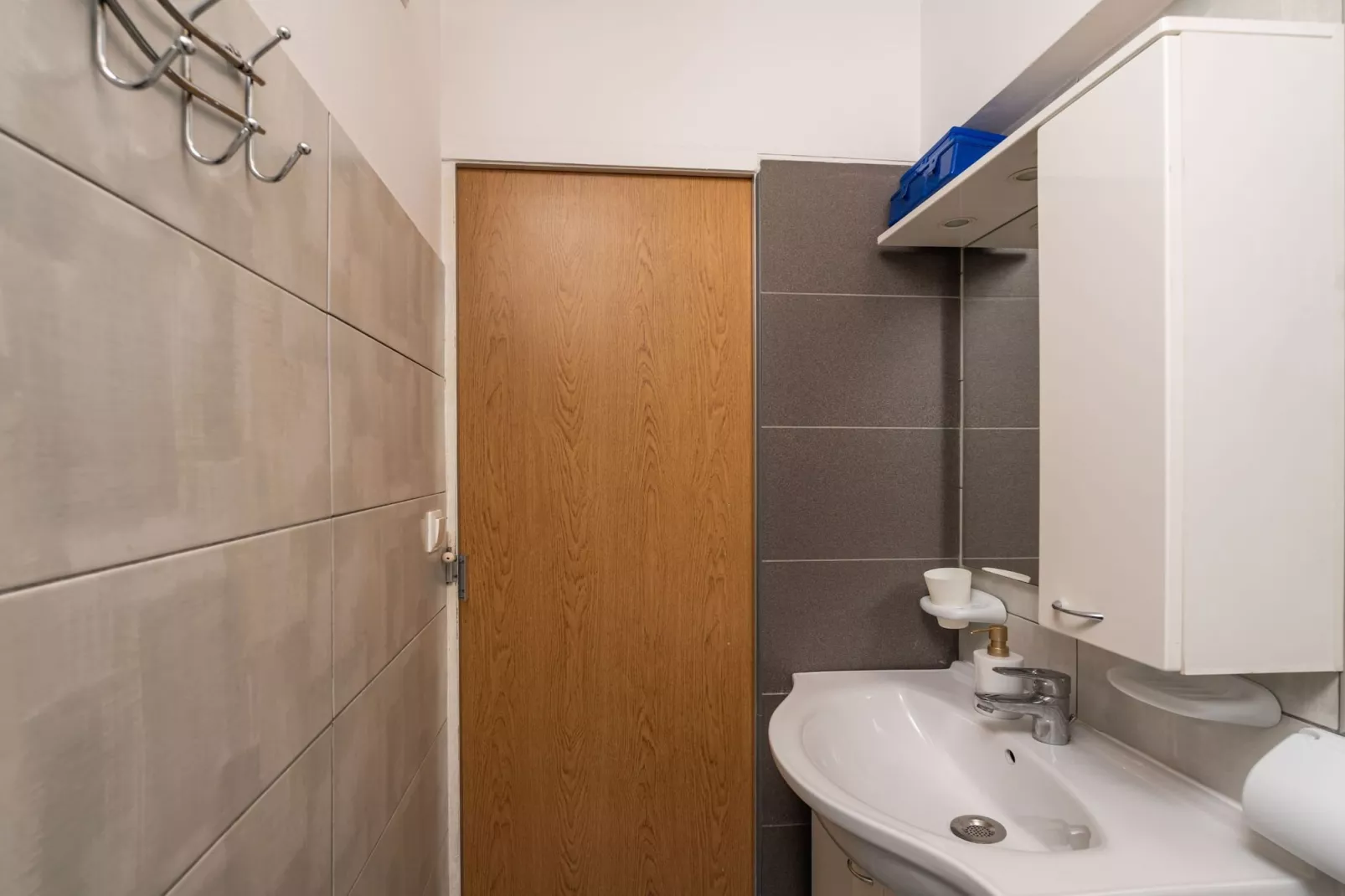 Apartment Lolo - Two Bedroom Apartment with Loggia and Street View-Badkamer