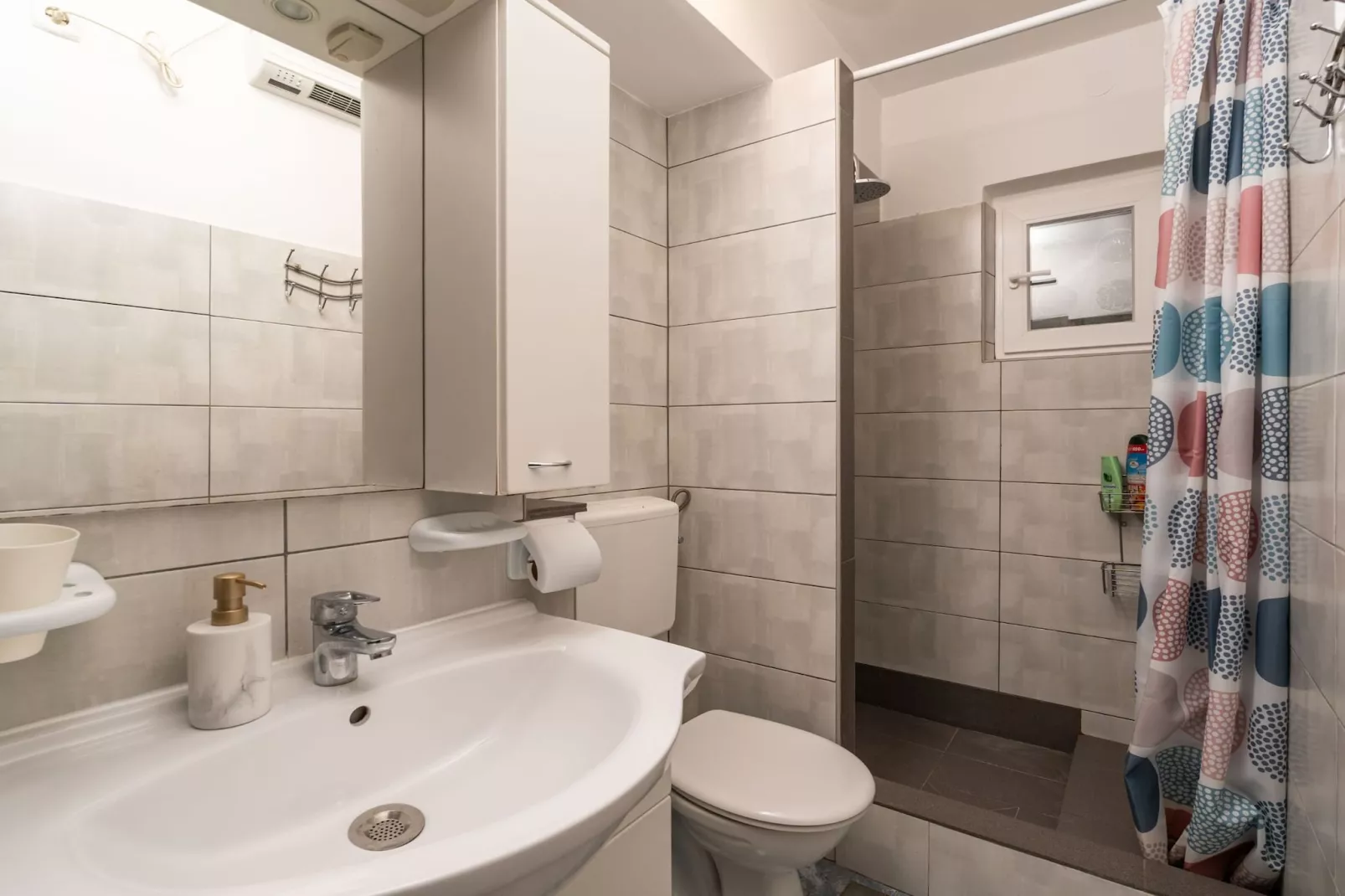 Apartment Lolo - Two Bedroom Apartment with Loggia and Street View-Badkamer