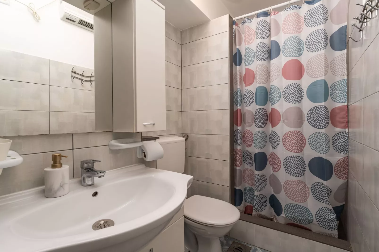 Apartment Lolo - Two Bedroom Apartment with Loggia and Street View-Badkamer