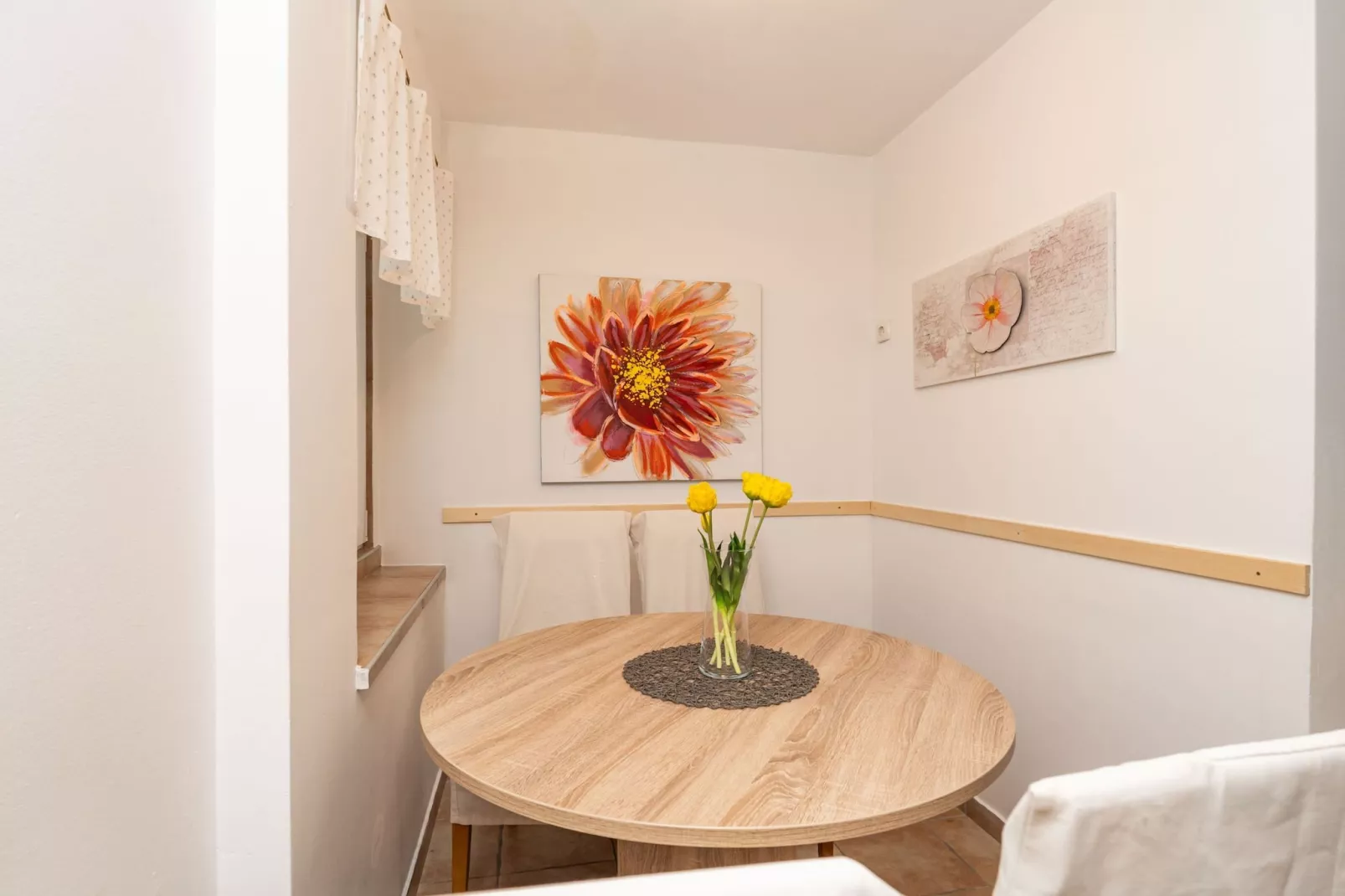 Apartment Lolo - Two Bedroom Apartment with Loggia and Street View-Binnen