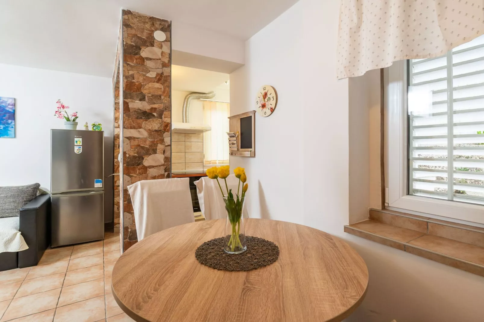 Apartment Lolo - Two Bedroom Apartment with Loggia and Street View-Binnen