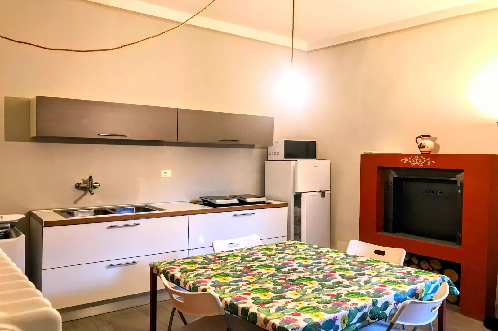 Ai Rronchi - piccolo appartamento con giardino a Cannero-Eetkamer