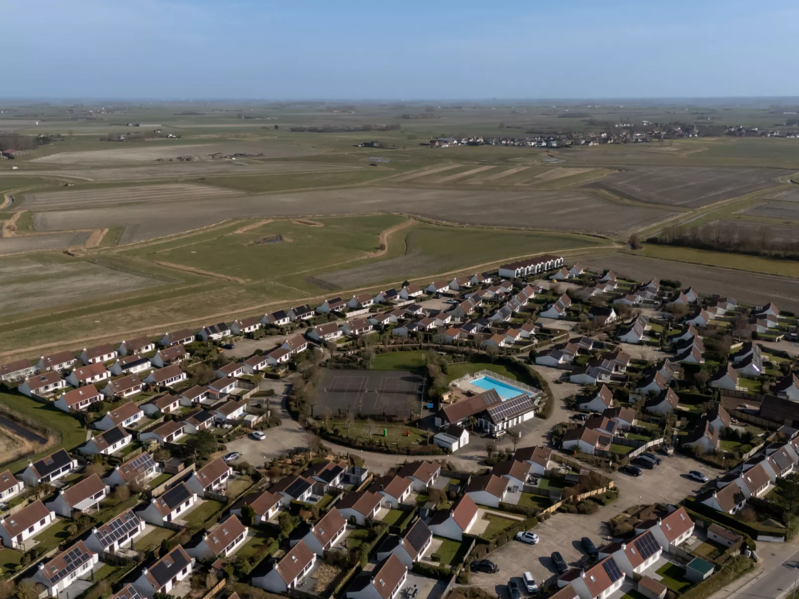 Marlene with parking and shared pool-Buiten