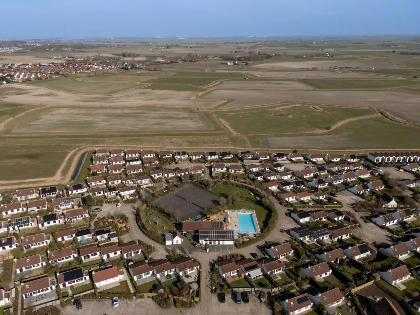 Marlene with parking and shared pool-Buiten