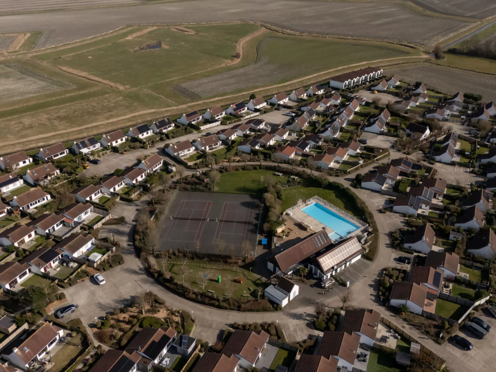 Marlene with parking and shared pool-Buiten