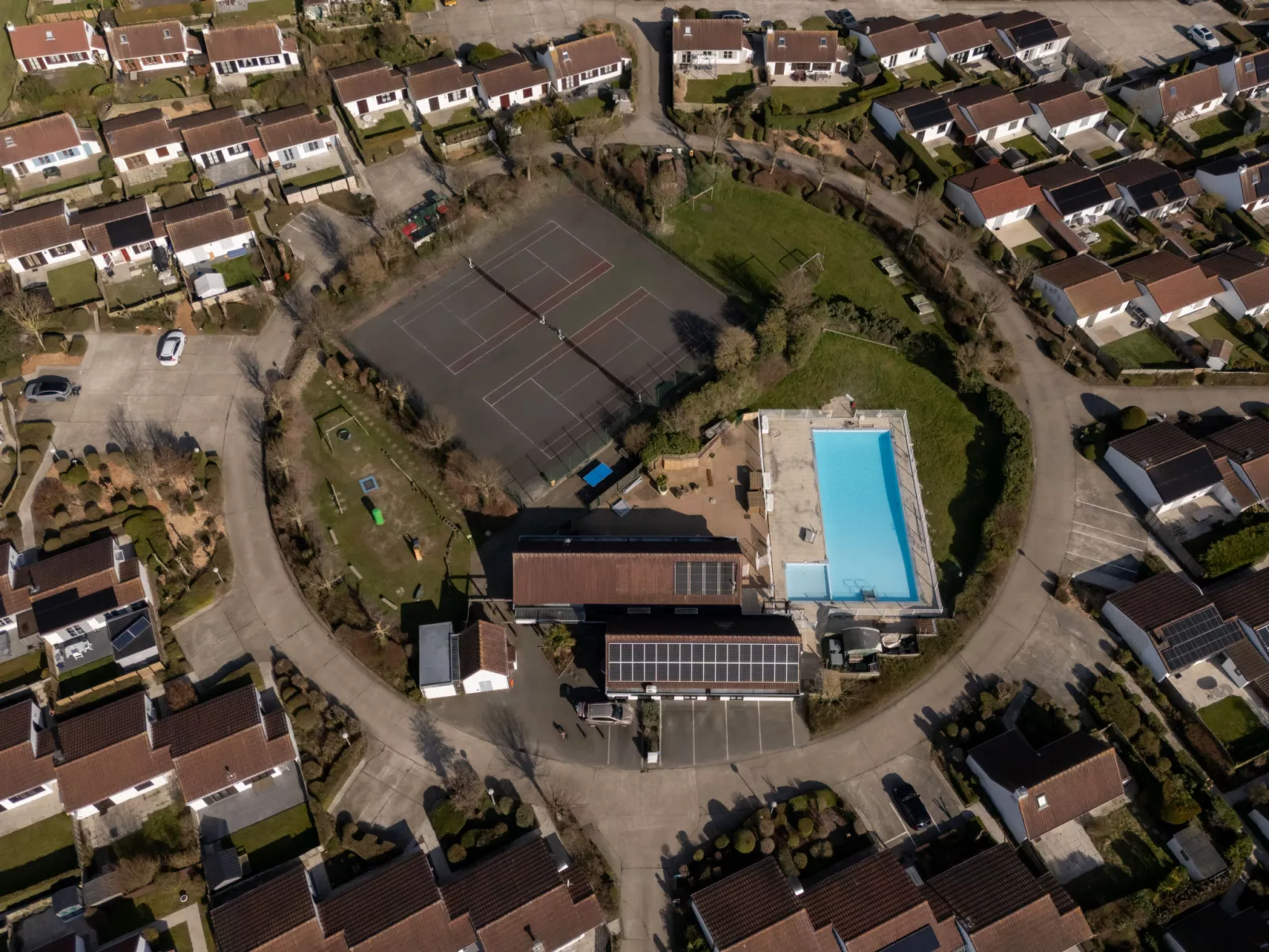 Siena with parking and shared pool-Buiten