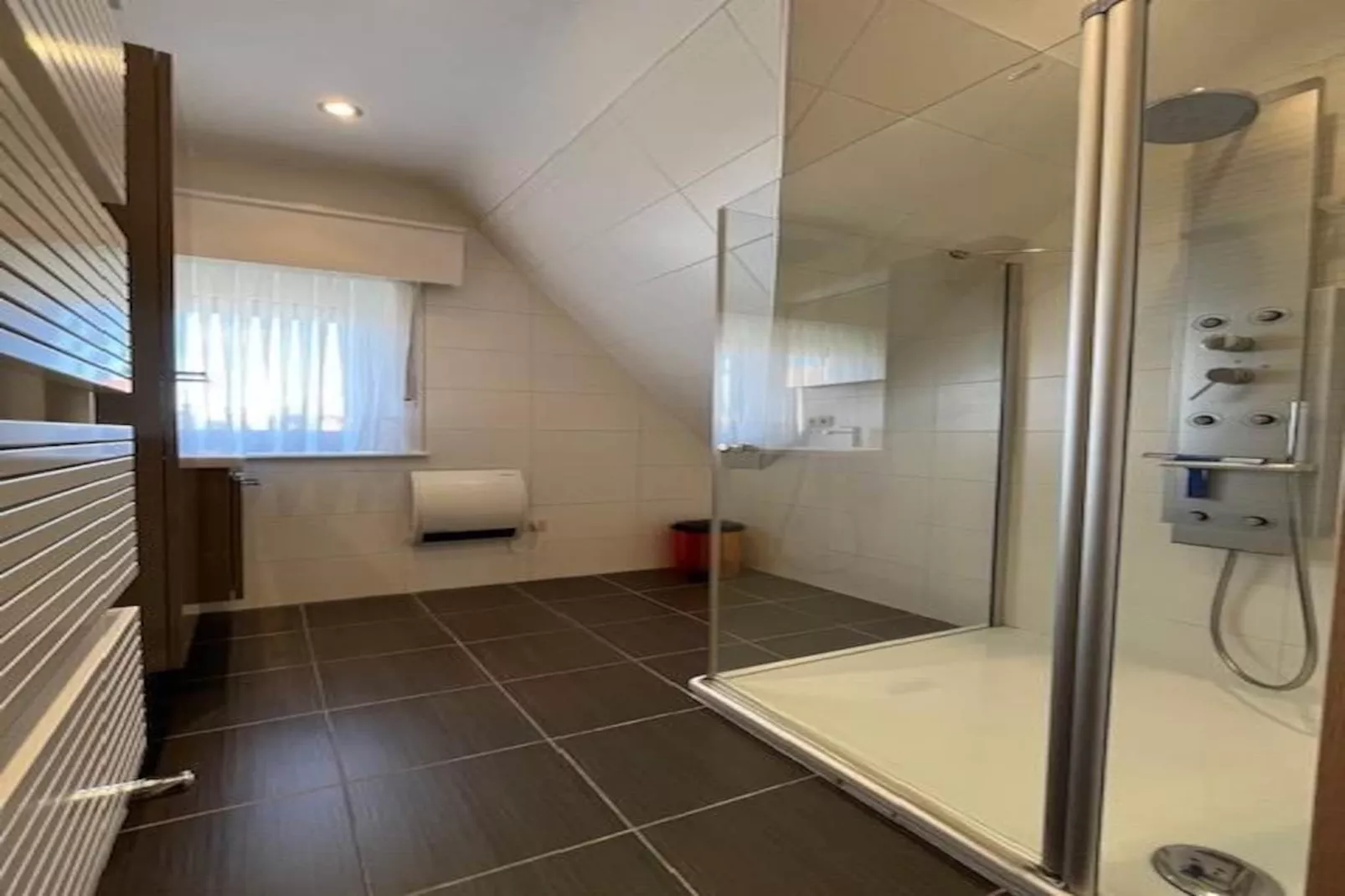 VILLA ZEEBRIES WONING-Badkamer