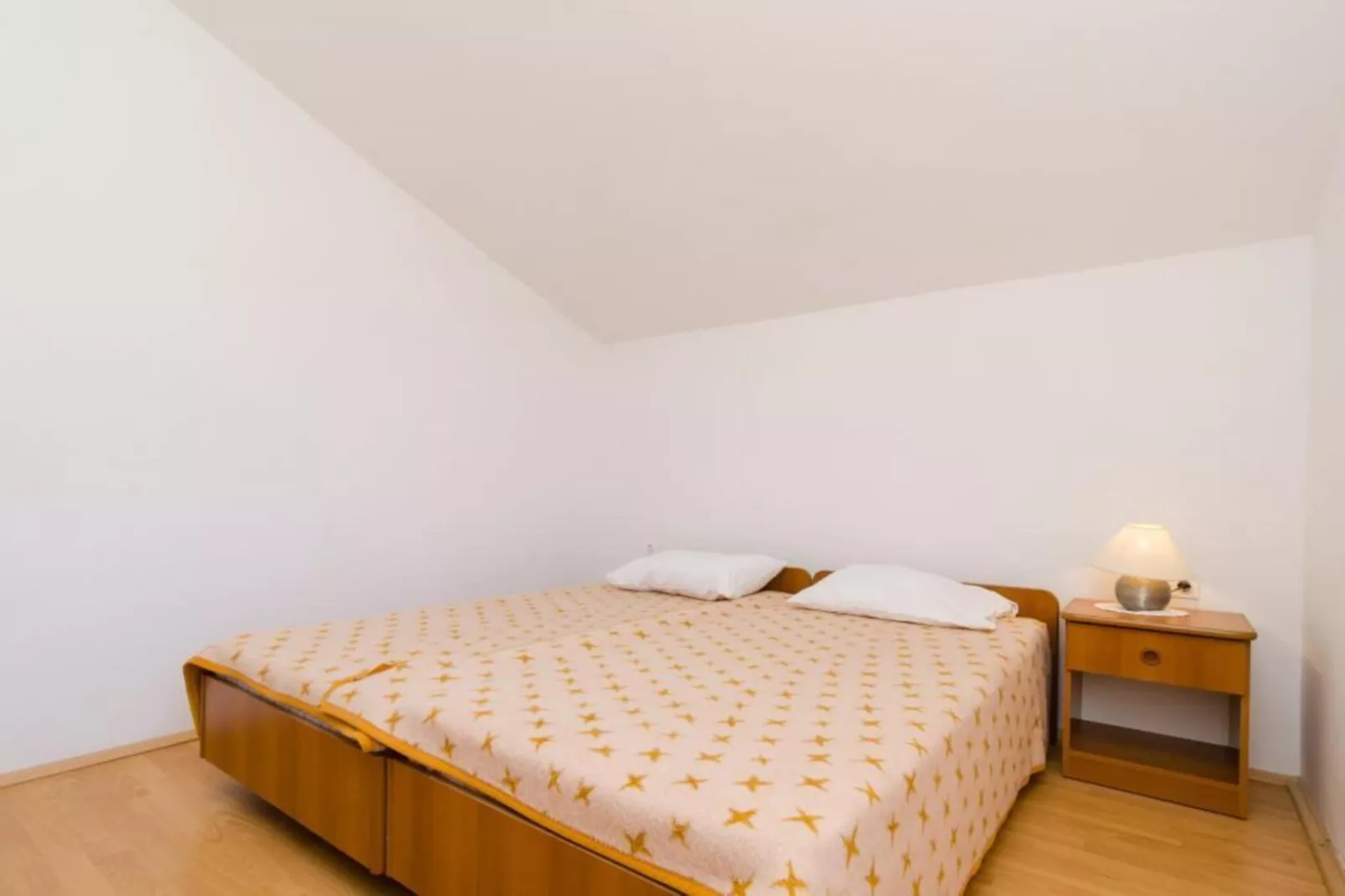 Apartments Sutvid- Two Bedroom Apartment with Balcony and Sea View-Slaapkamer