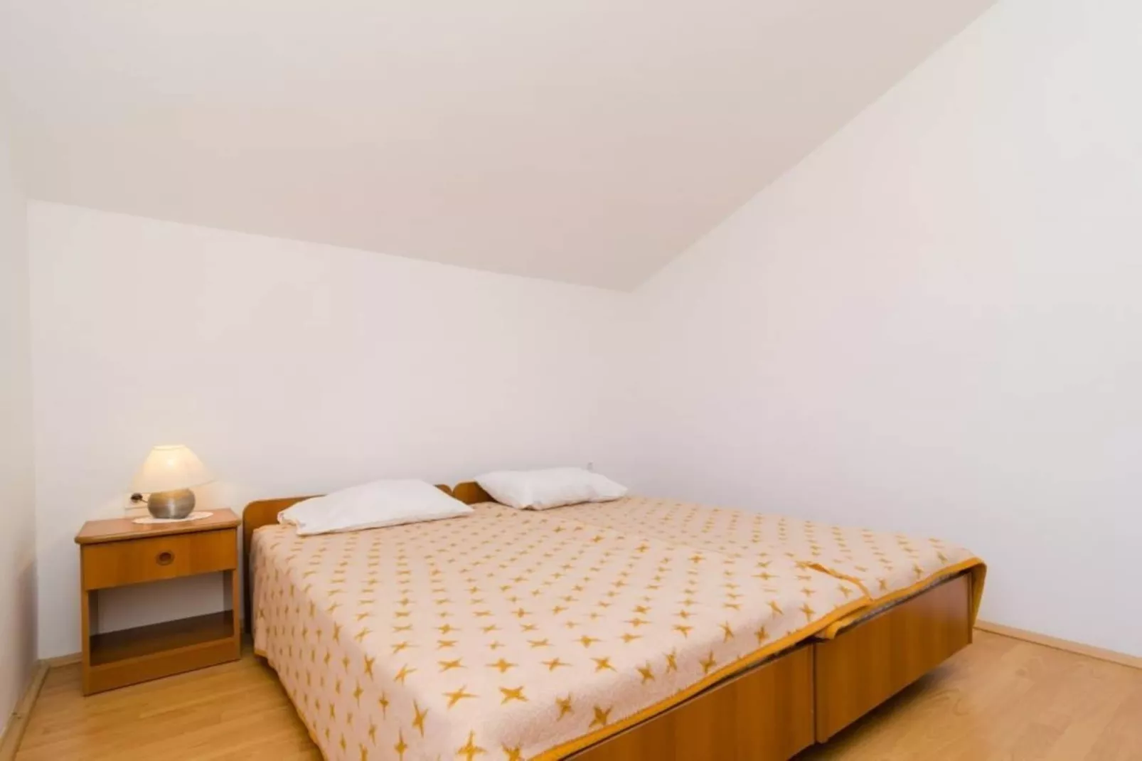 Apartments Sutvid- Two Bedroom Apartment with Balcony and Sea View-Slaapkamer