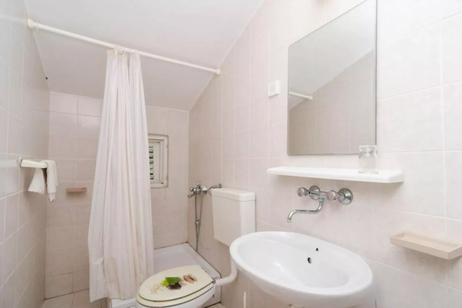Apartments Sutvid- Two Bedroom Apartment with Balcony and Sea View-Badkamer