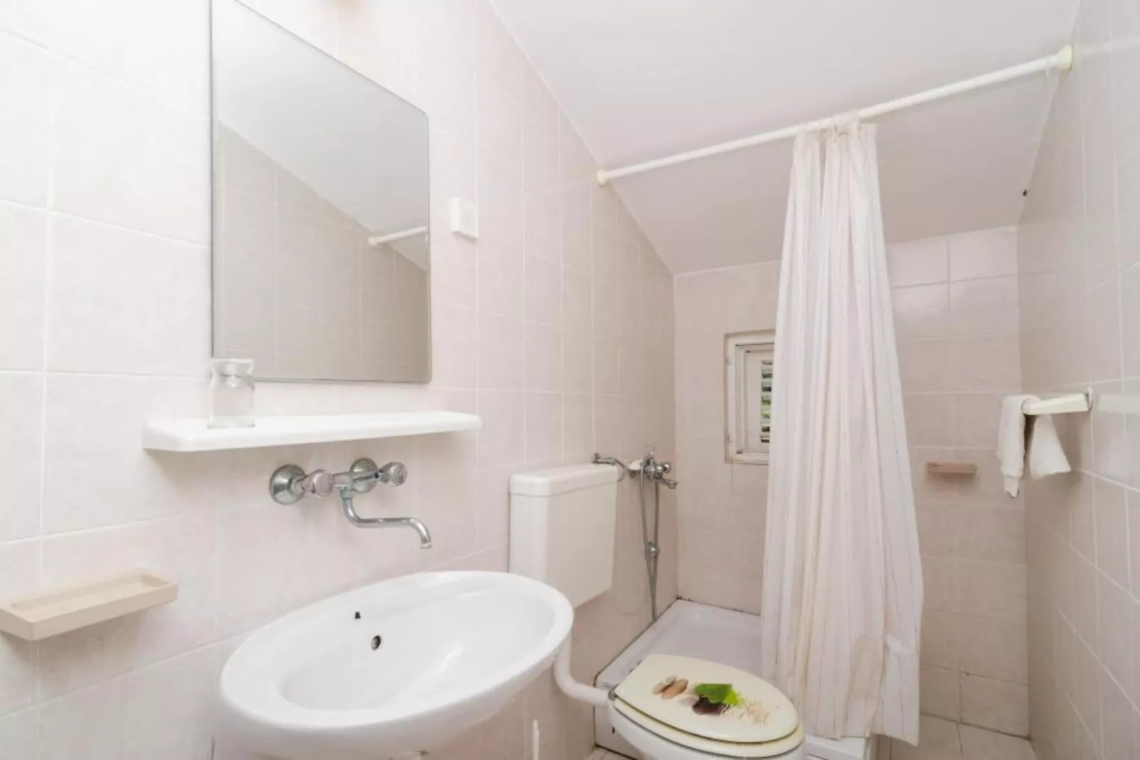 Apartments Sutvid- Two Bedroom Apartment with Balcony and Sea View-Badkamer