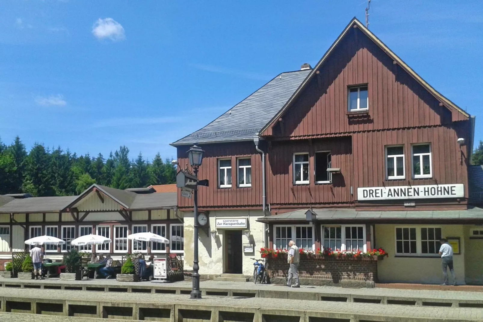 Apartment im alten Bahnhof-Buitenkant zomer