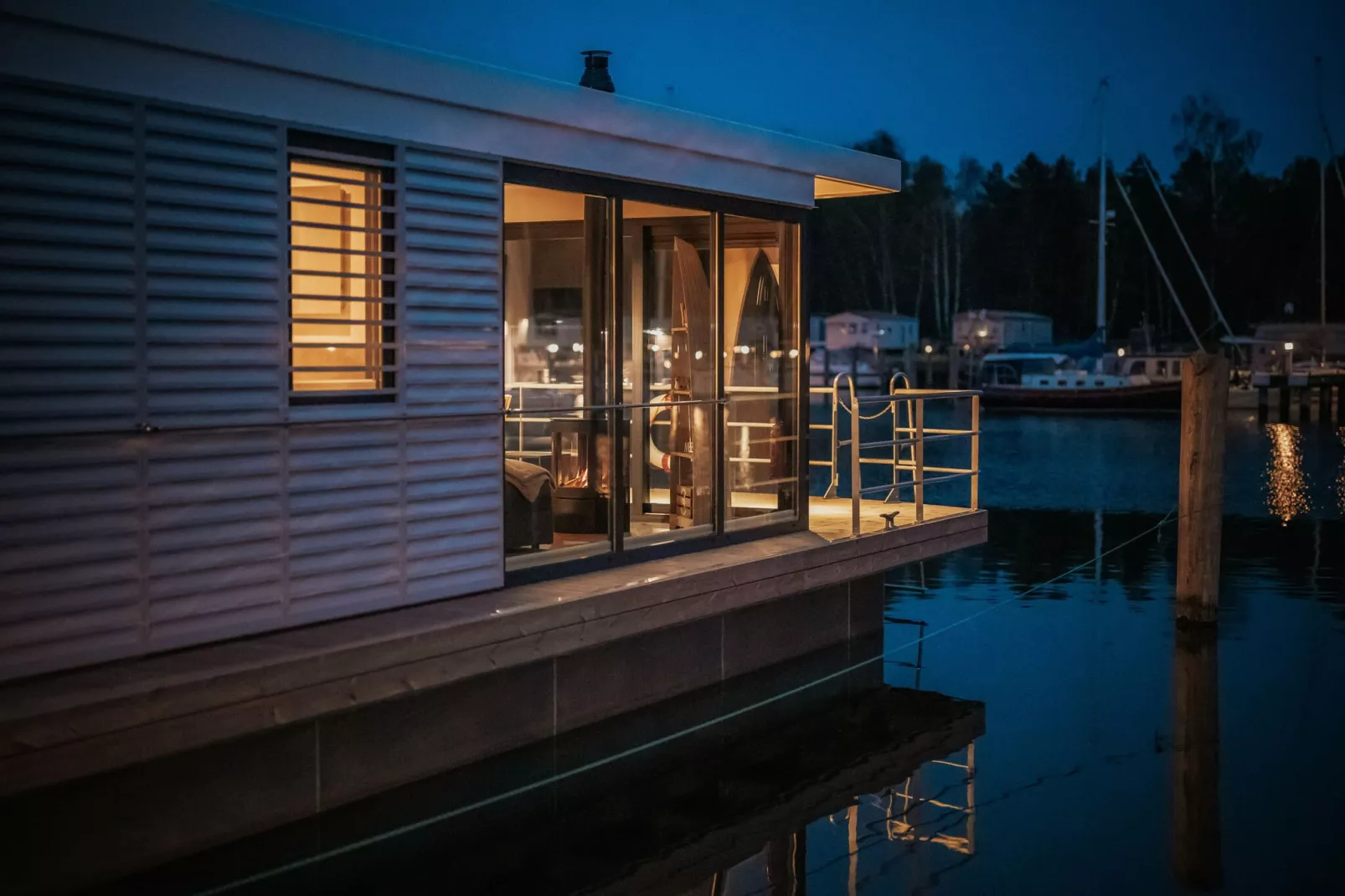 Hausboot in Peenemünde-Buitenkant zomer