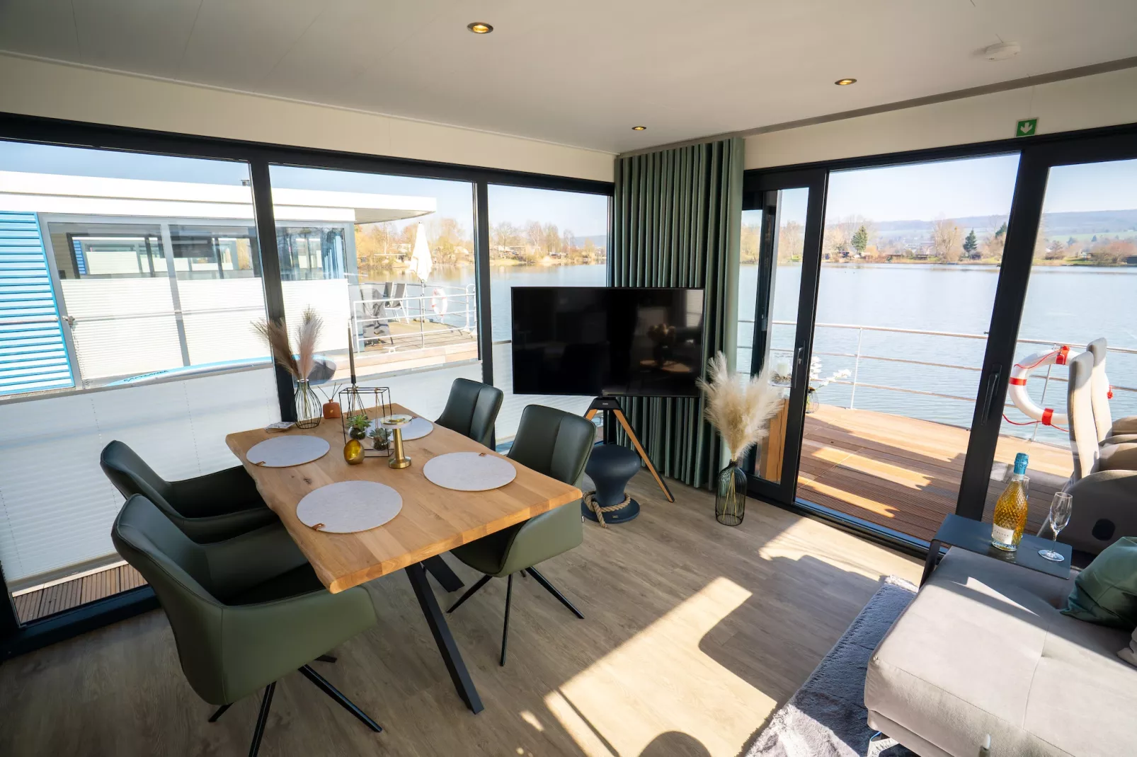 Hausboot in Höxter-Woonkamer