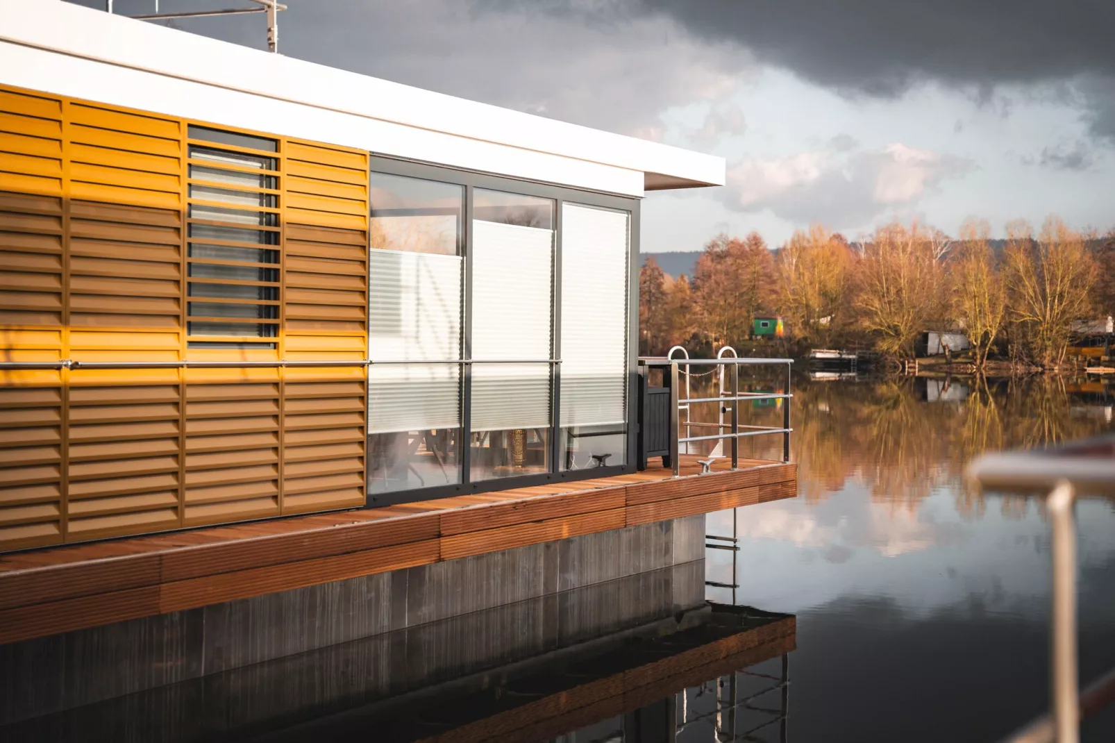 Hausboot in Höxter-Buitenkant zomer