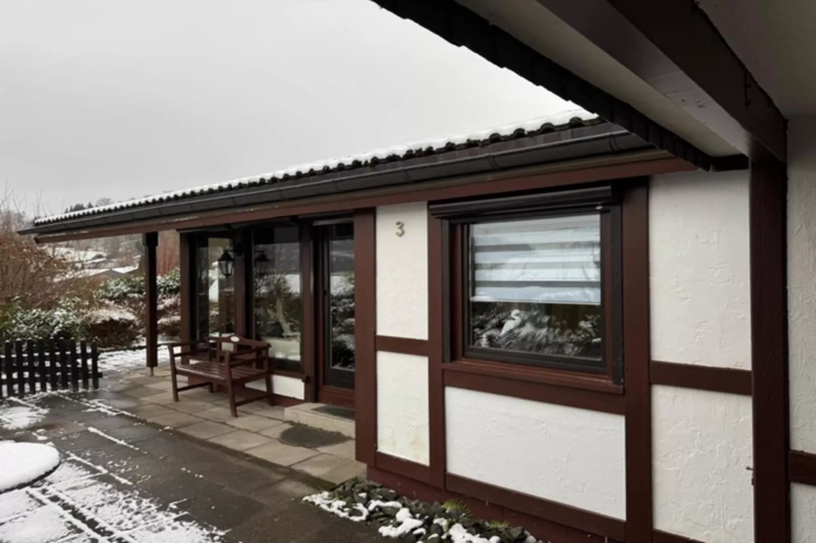 Vakantiehuis aan het Hennermeer met terras-Exterieur winter