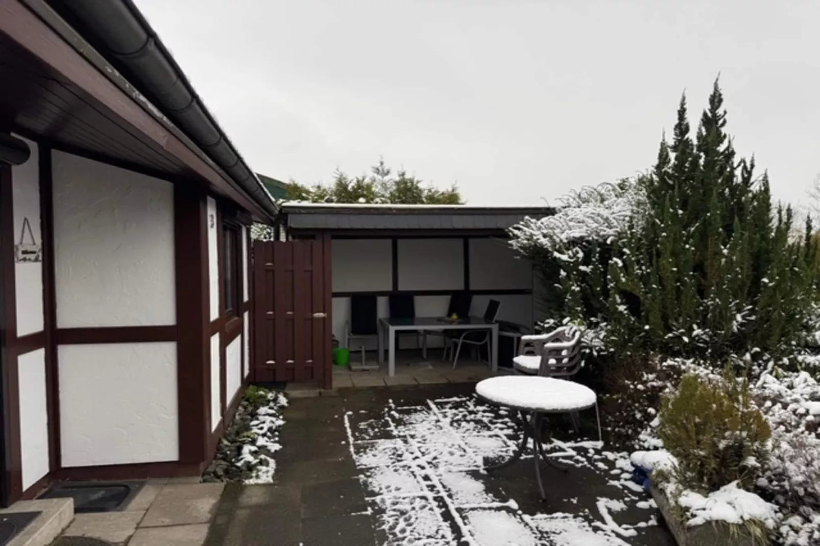 Vakantiehuis aan het Hennermeer met terras-Exterieur winter