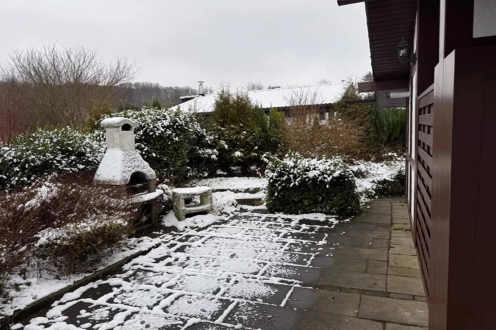 Vakantiehuis aan het Hennermeer met terras-Exterieur winter
