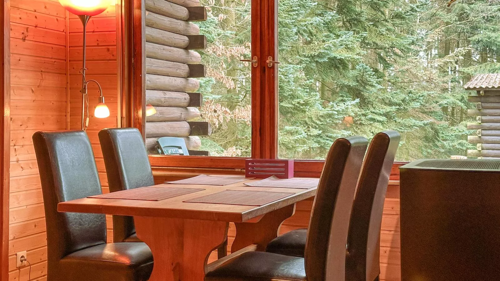 Forest Cabin-Eetkamer