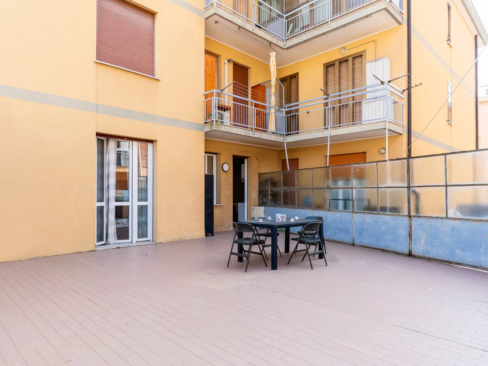 Maurizio's Place-Buiten