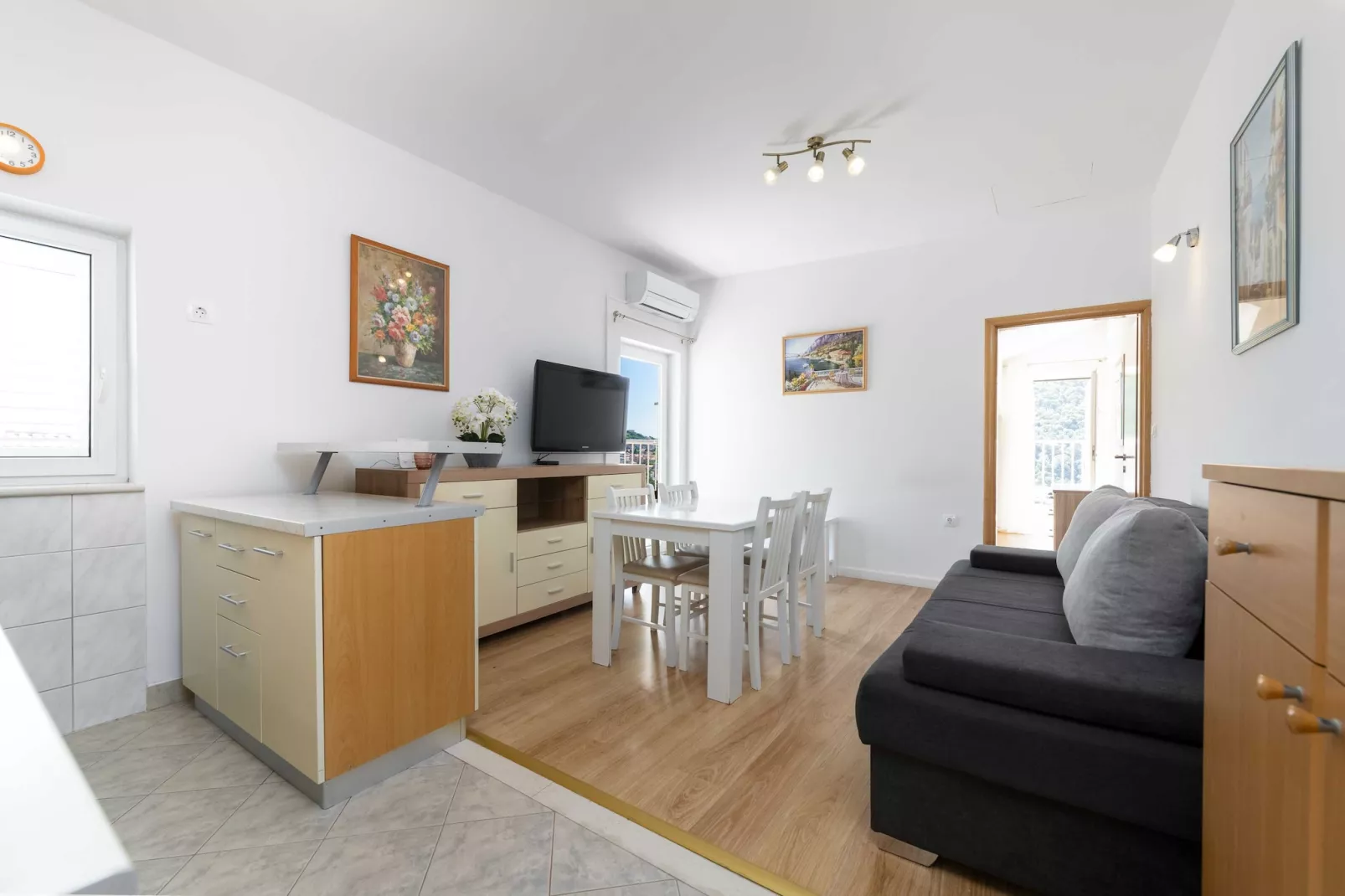 Green Hills Apartment - One Bedroom Apartment with Balcony and Sea View-Woonkamer