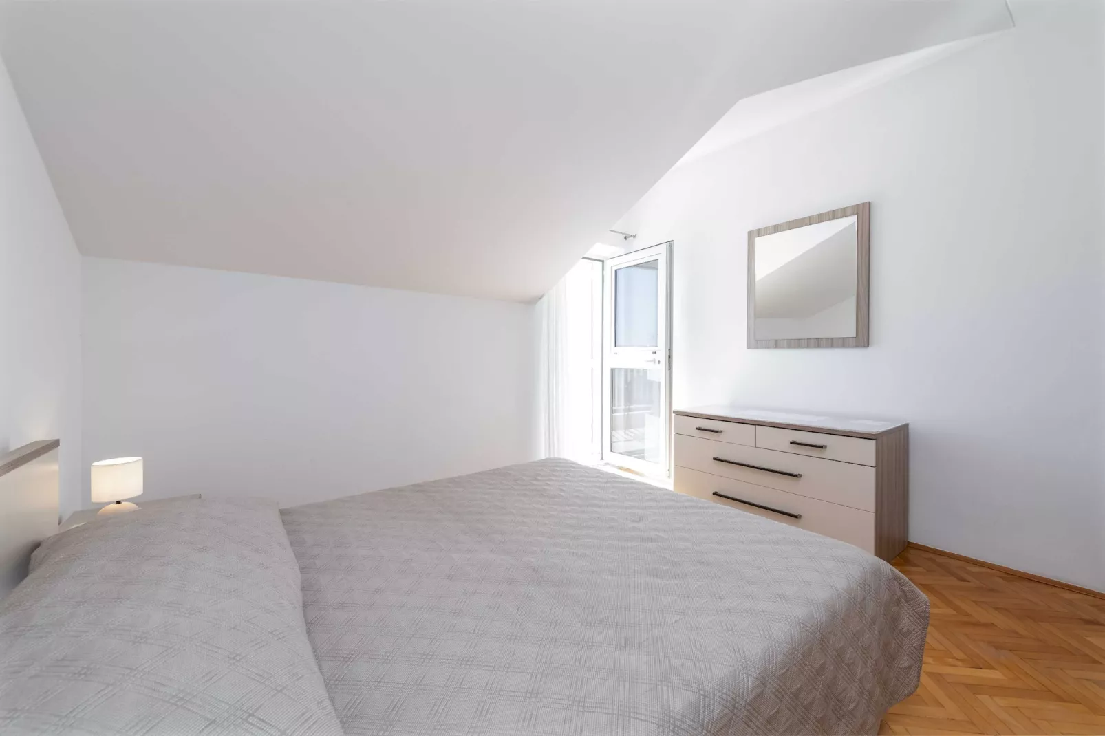 Green Hills Apartment - One Bedroom Apartment with Balcony and Sea View-Slaapkamer
