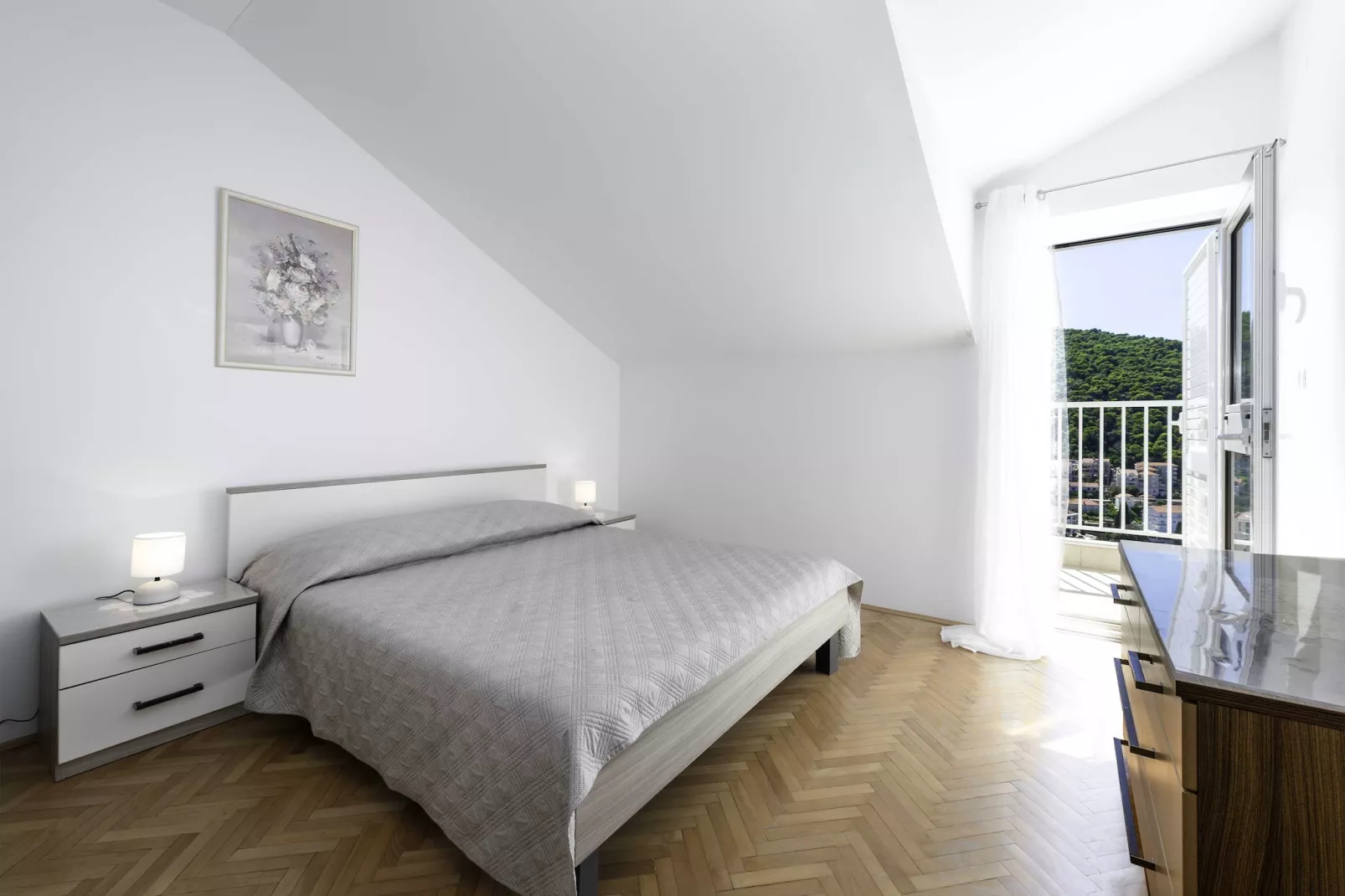 Green Hills Apartment - One Bedroom Apartment with Balcony and Sea View-Slaapkamer