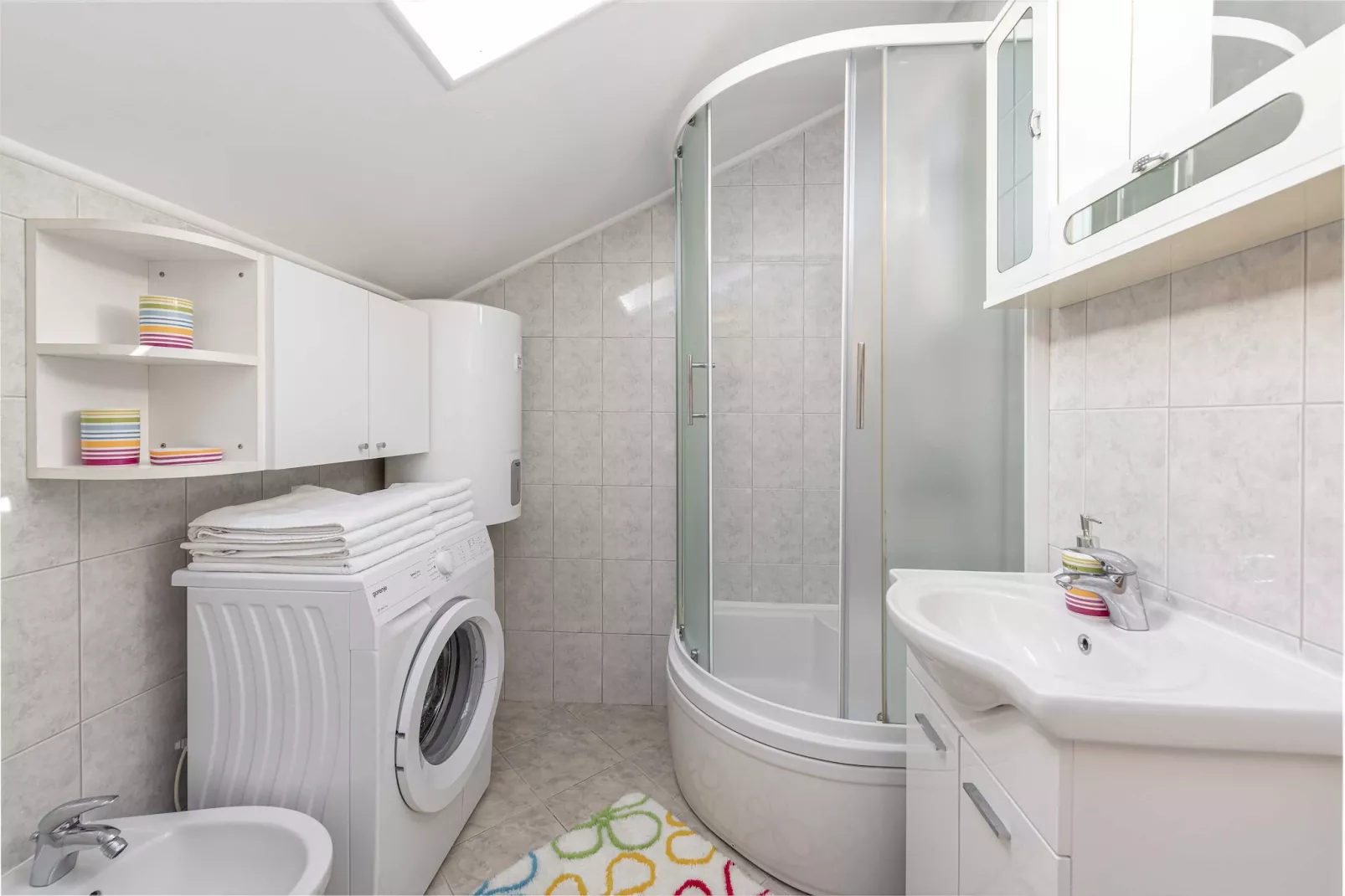 Green Hills Apartment - One Bedroom Apartment with Balcony and Sea View-Badkamer