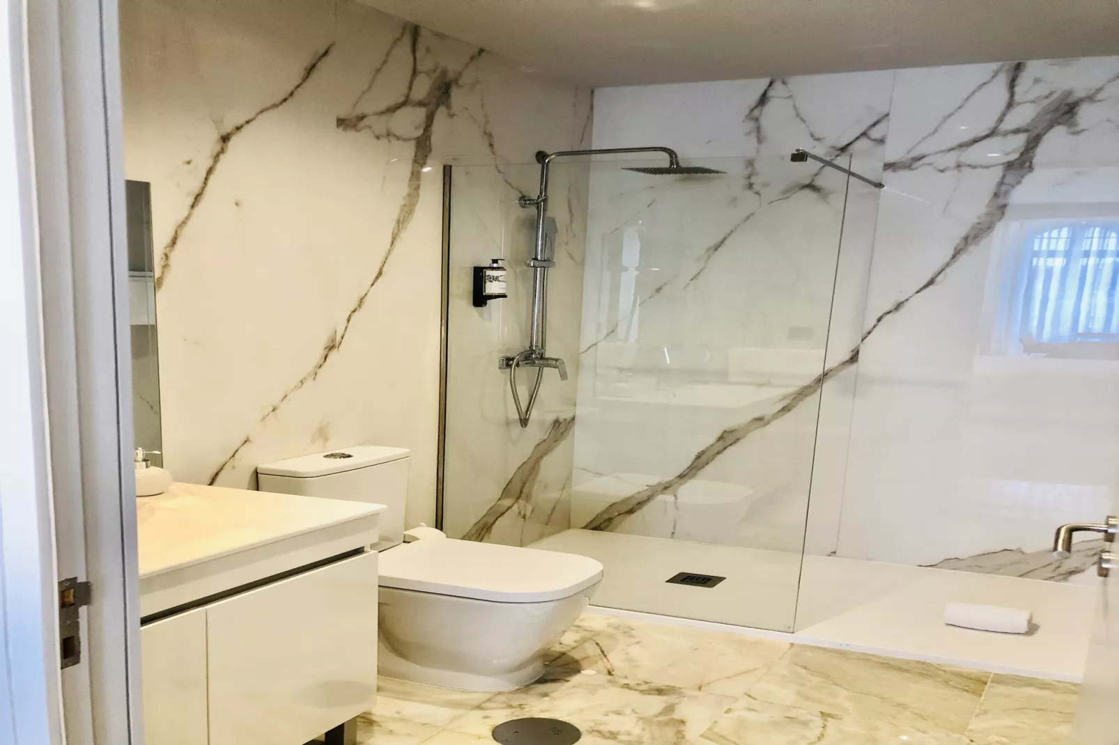 YOUROPO - Downtown 3B-Badkamer