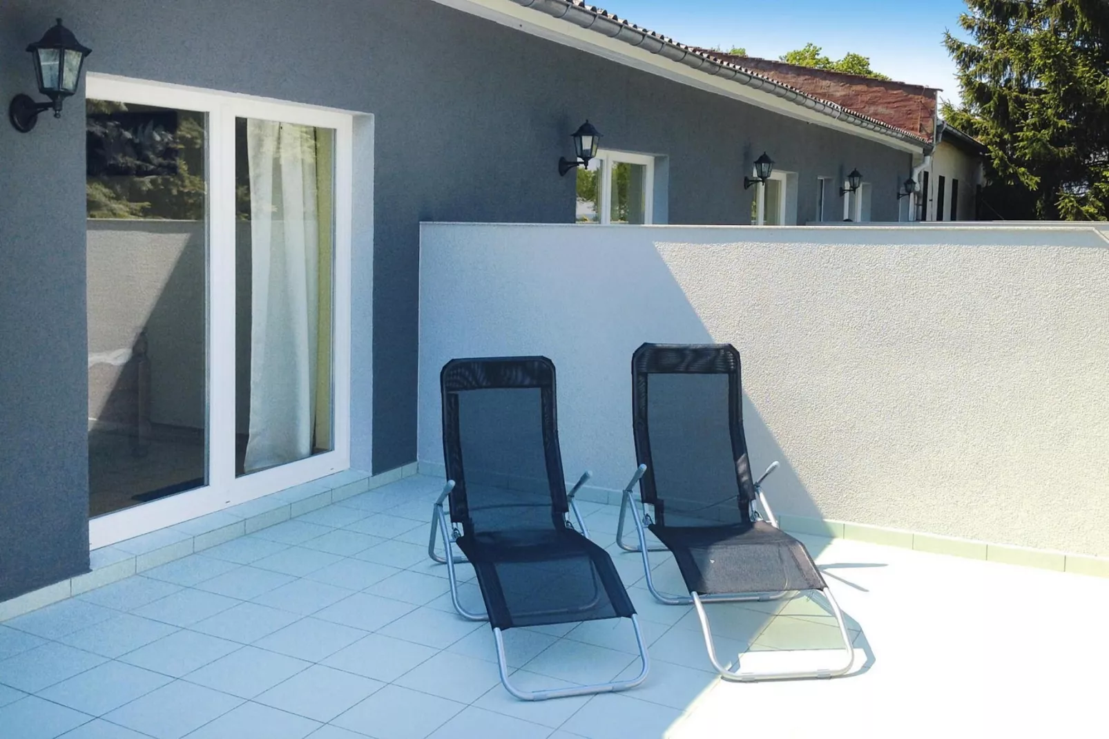 2-Raum-App klein 2 Erwachsene und  2 Kinder-Terrasbalkon