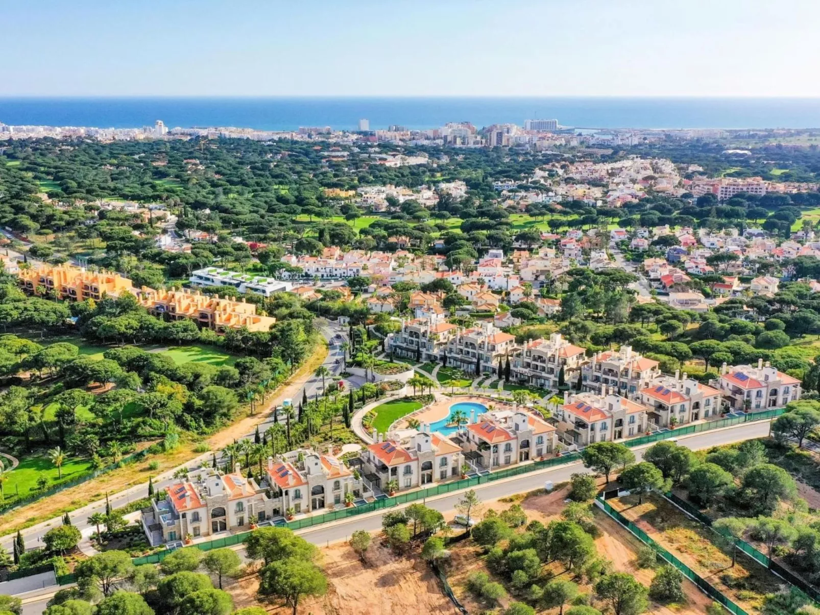 Pine Hills Coral-Buiten