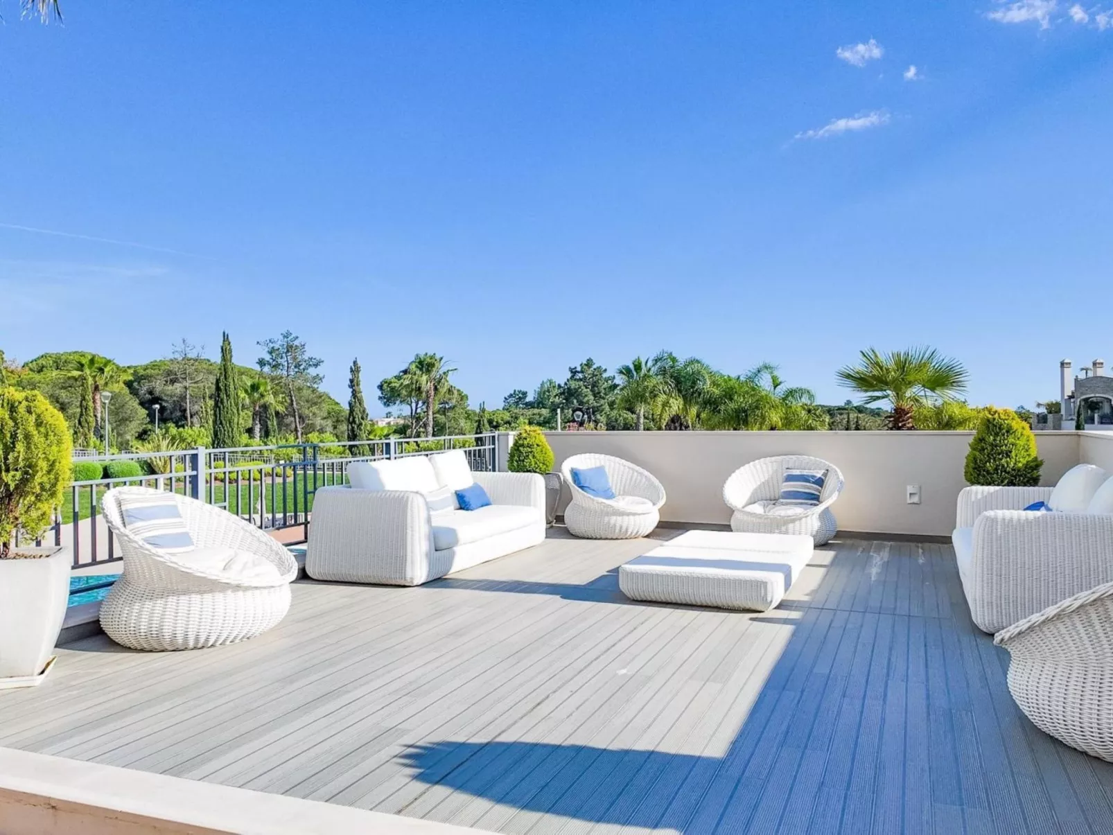 Pine Hills Coral-Buiten