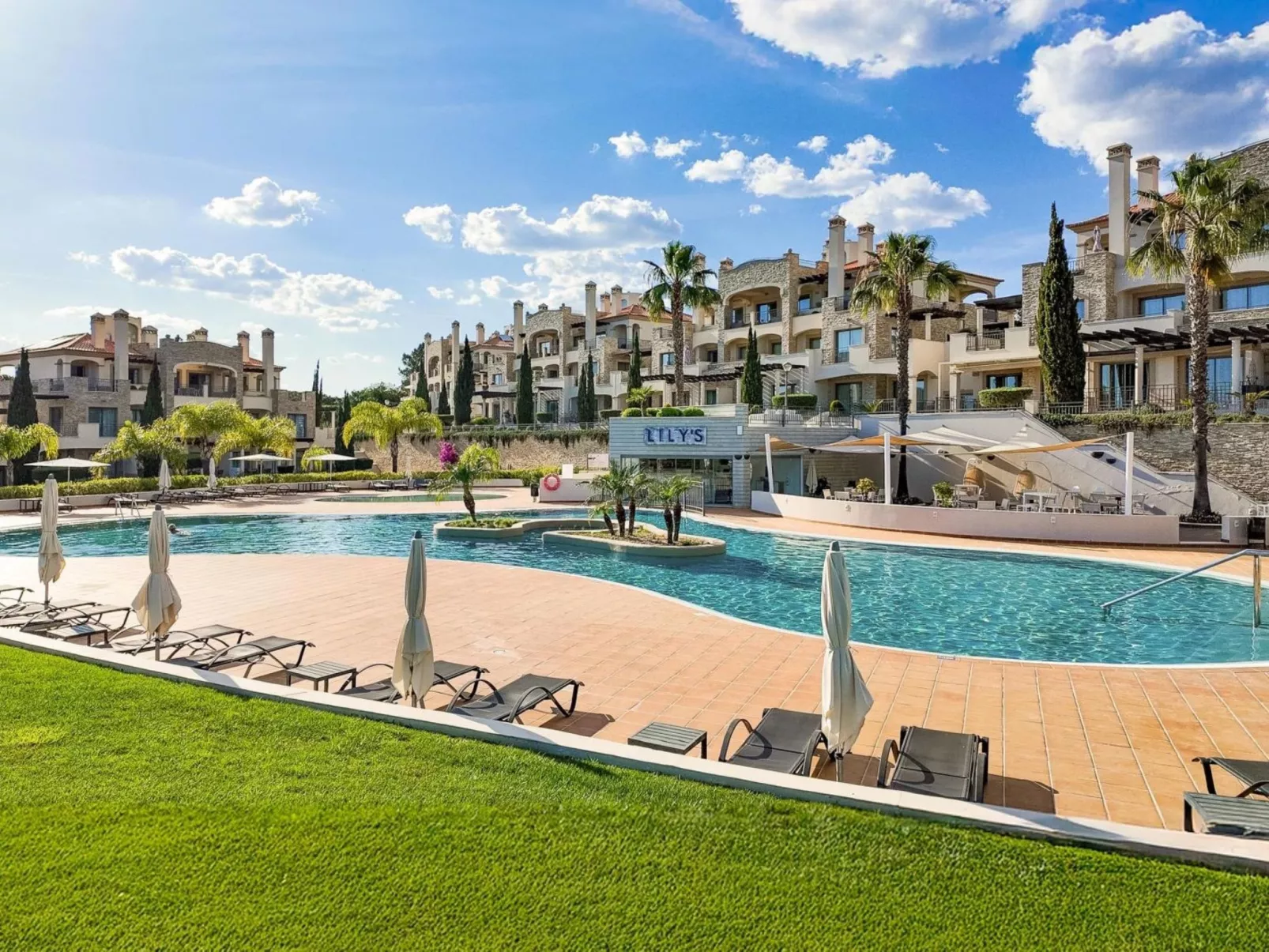 Pine Hills Coral-Buiten