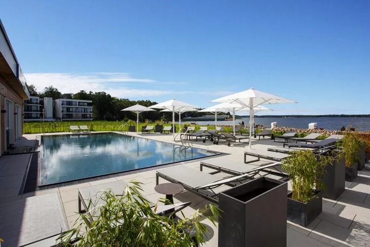Apartments im MAREMÜRITZ Yachthafen Resort & Spa / Mare Grand Maisonette Suite 3 Erwachsene und 1 Kind 3-15 Jahre-Zwembad