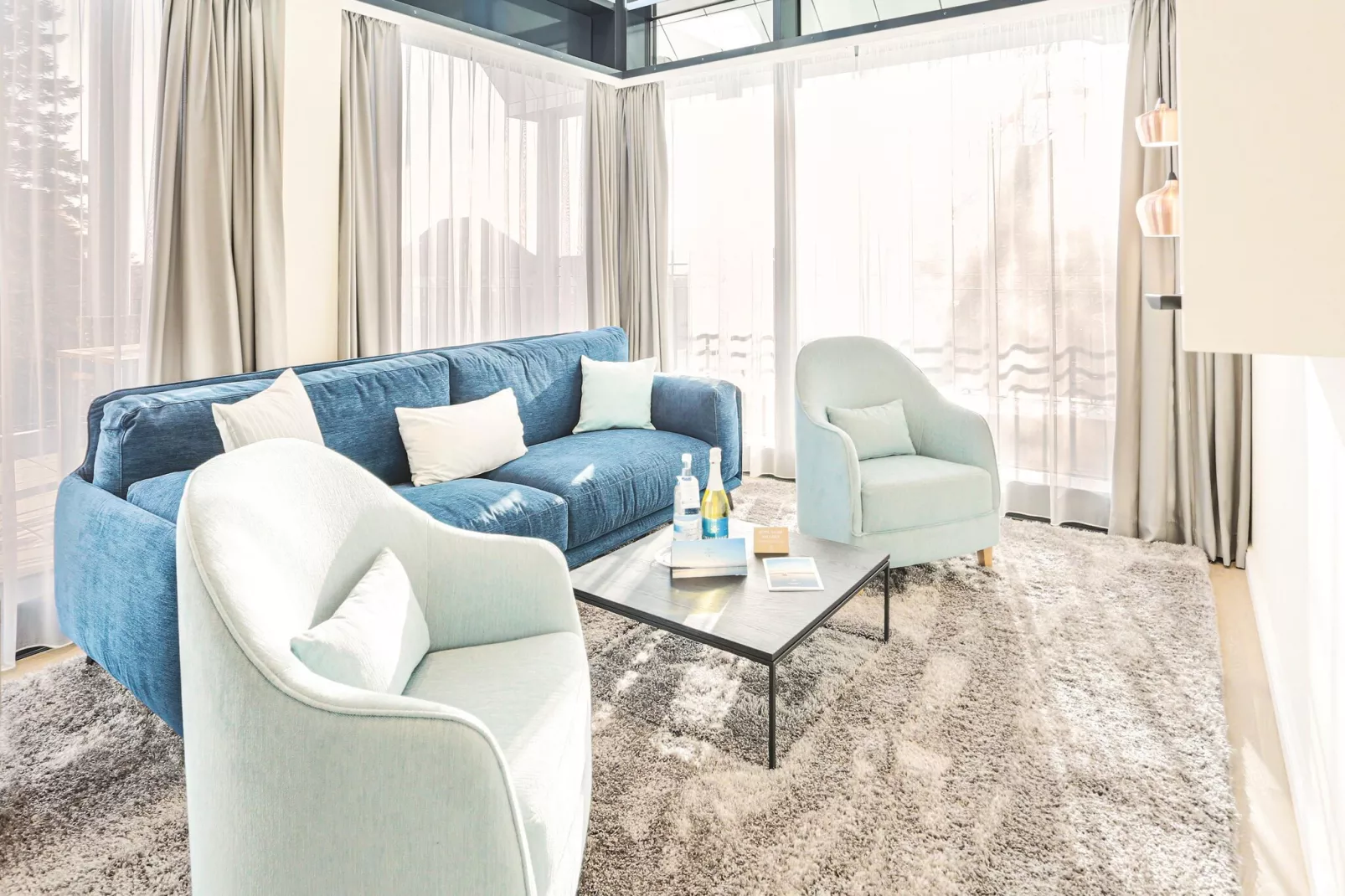 Apartments im MAREMÜRITZ Yachthafen Resort & Spa / Mare Grand Maisonette Suite 3 Erwachsene und 1 Kind 3-15 Jahre-Woonkamer