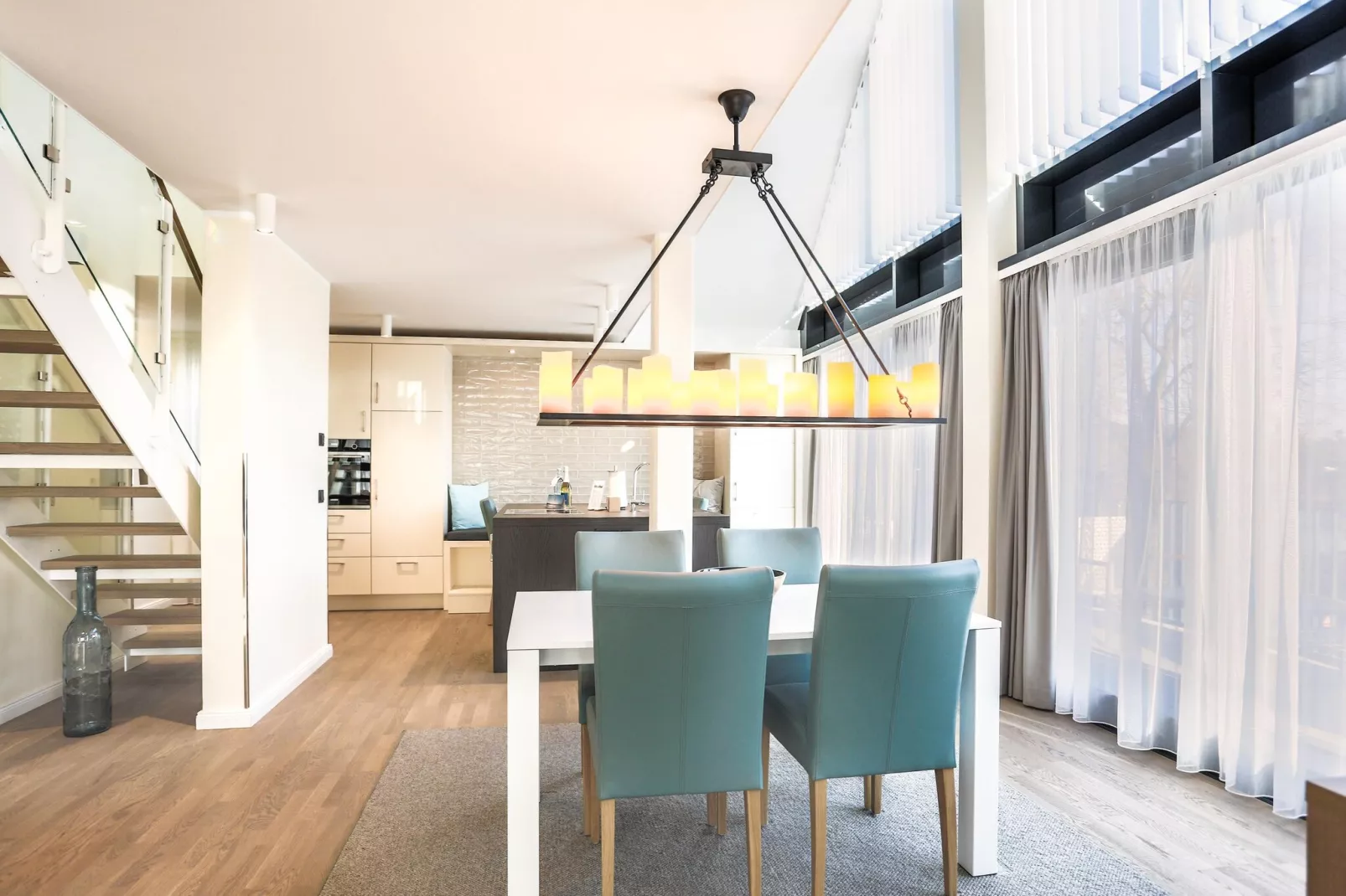 Apartments im MAREMÜRITZ Yachthafen Resort & Spa / Mare Grand Maisonette Suite 4 Personen-Eetkamer